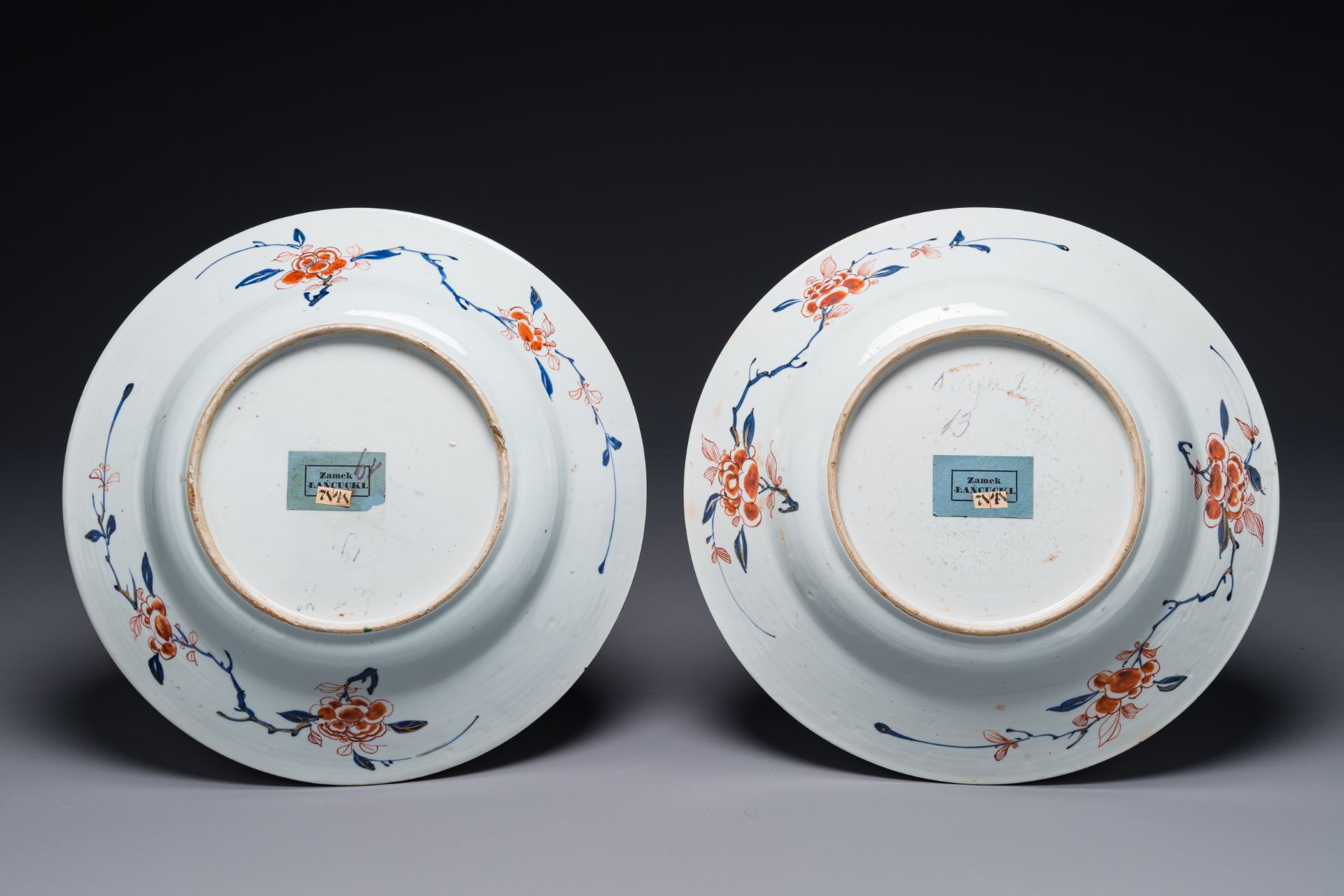 A pair of Chinese verte-Imari 'The Yang family female generals æ¥Šé–€å¥³å°‡' dishes, Kangxi - Bild 2 aus 2