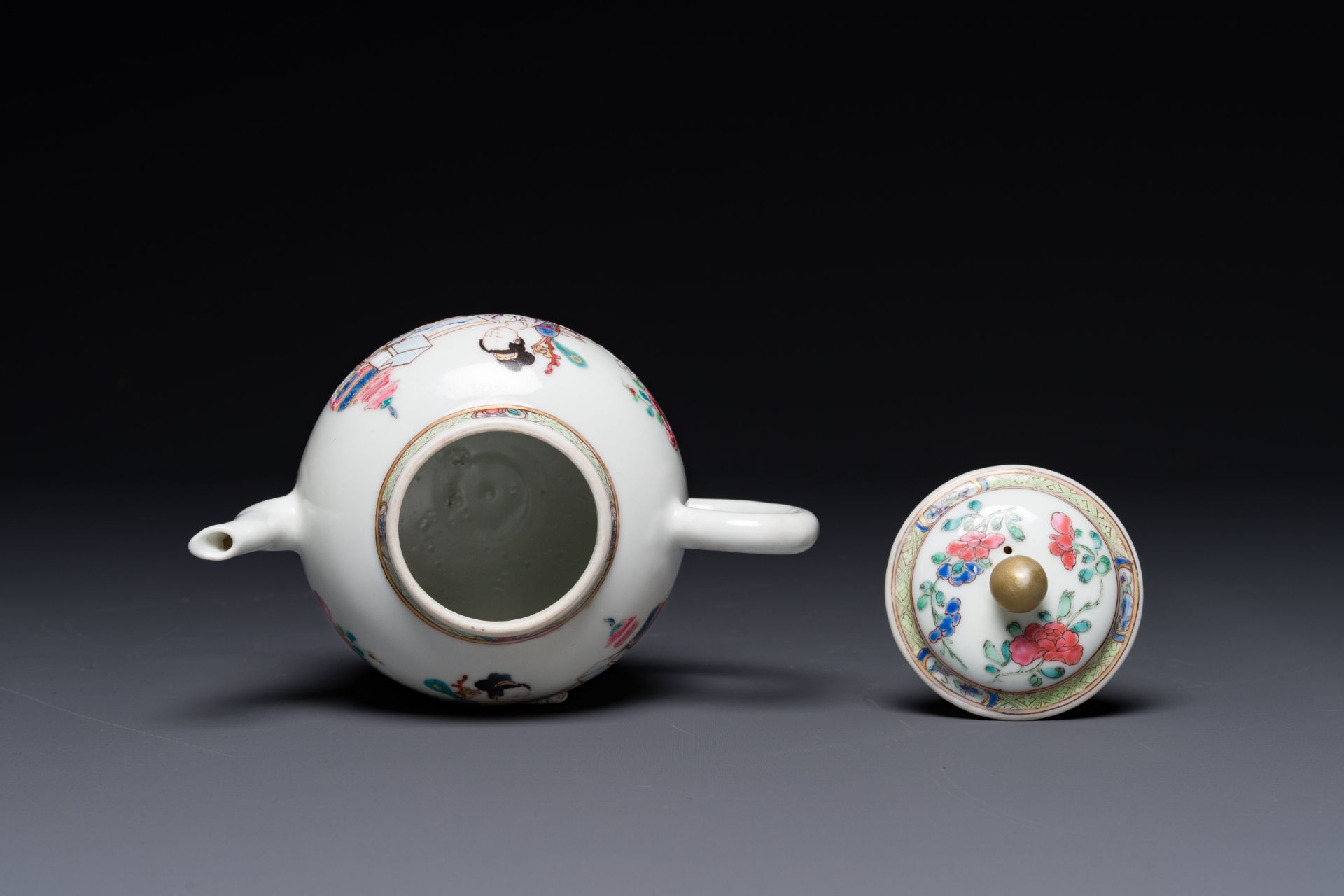 A fine Chinese famille rose teapot with a cat, lady and child, Yongzheng - Image 5 of 6