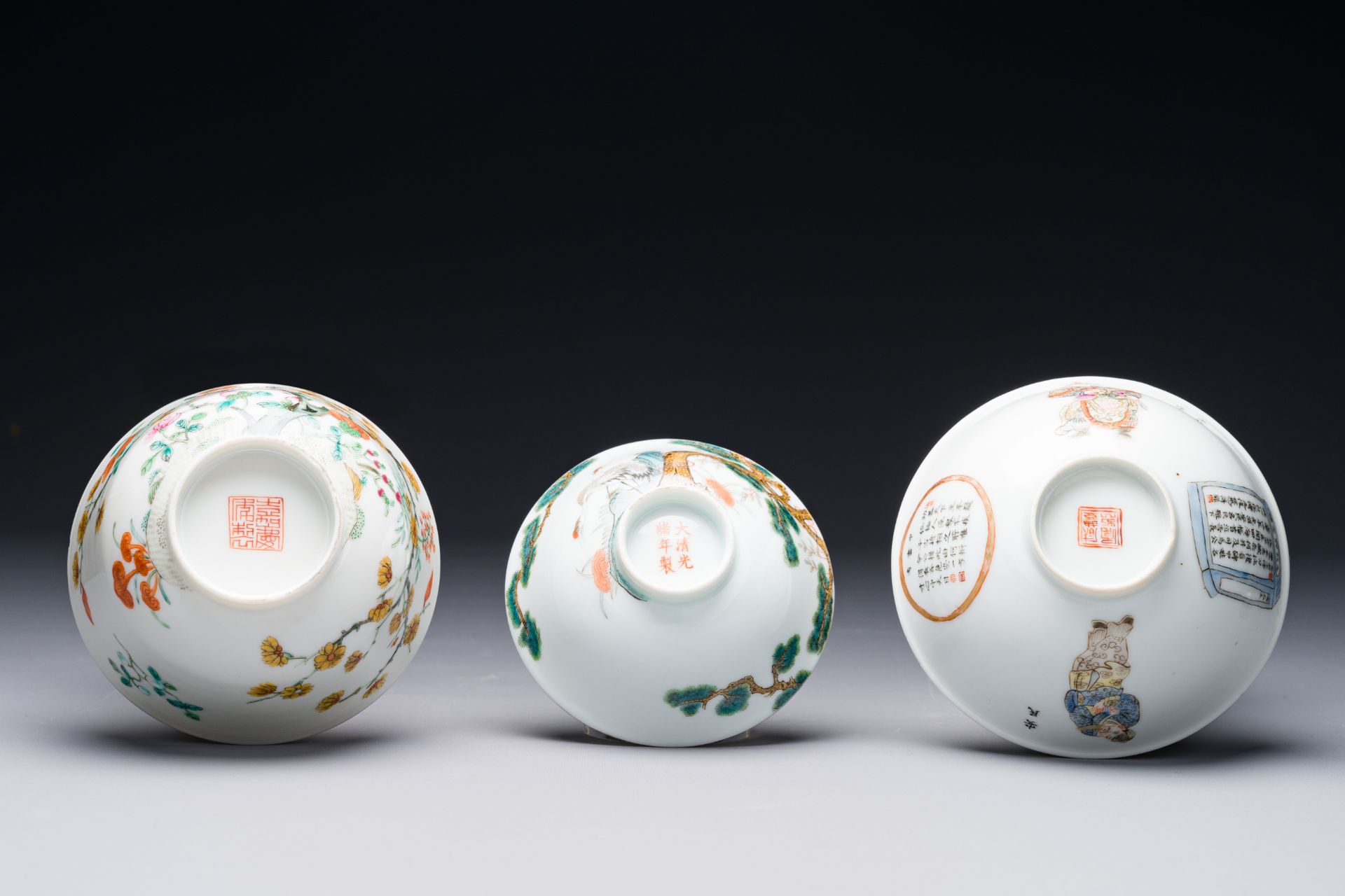 Two Chinese famille rose bowls, a 'Buddhist lion' plate and a 'Wu Shuang Pu' bowl, 19th C. - Bild 6 aus 6