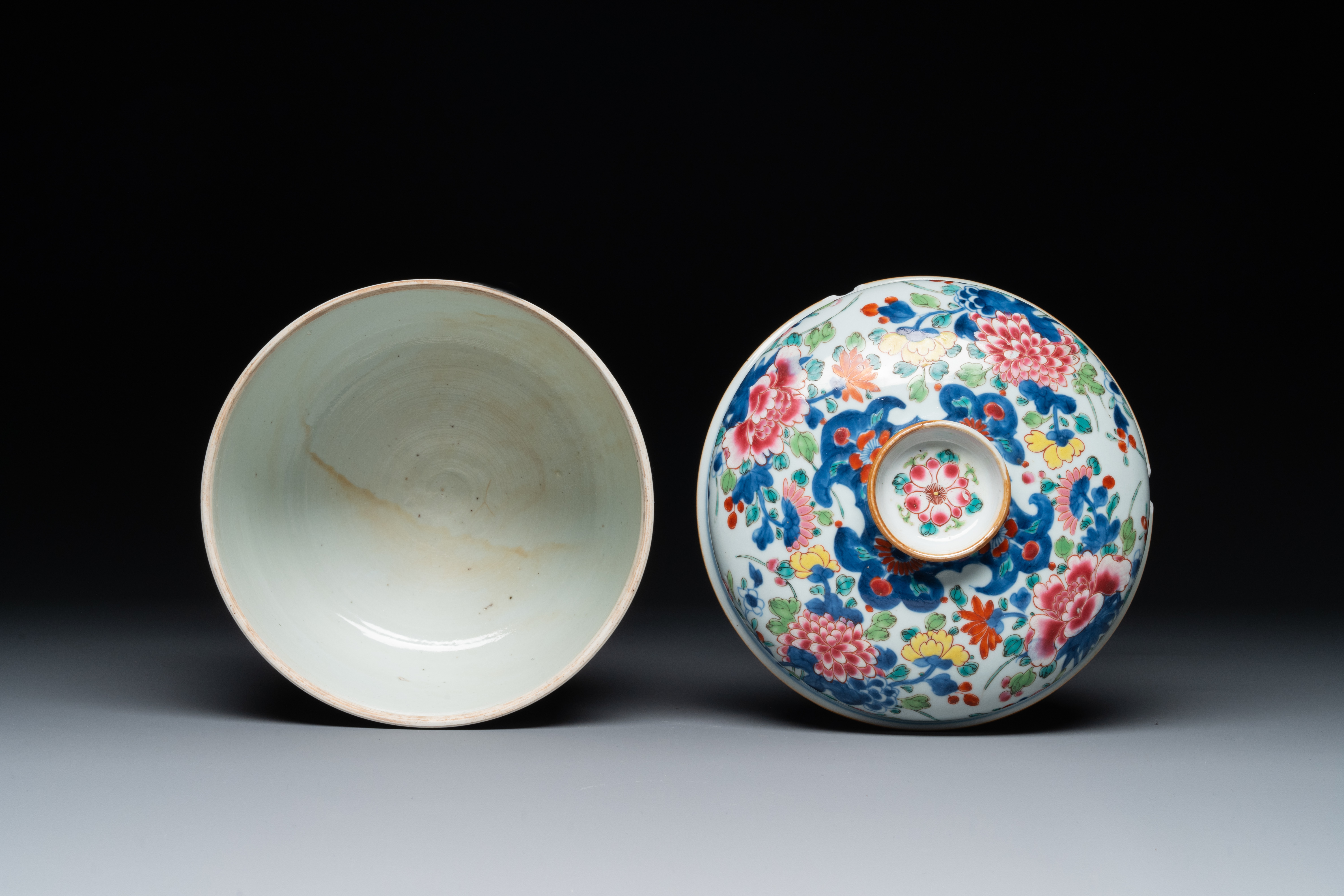 A pair of large Chinese famille rose jars and covers with floral design, Qianlong - Image 7 of 10