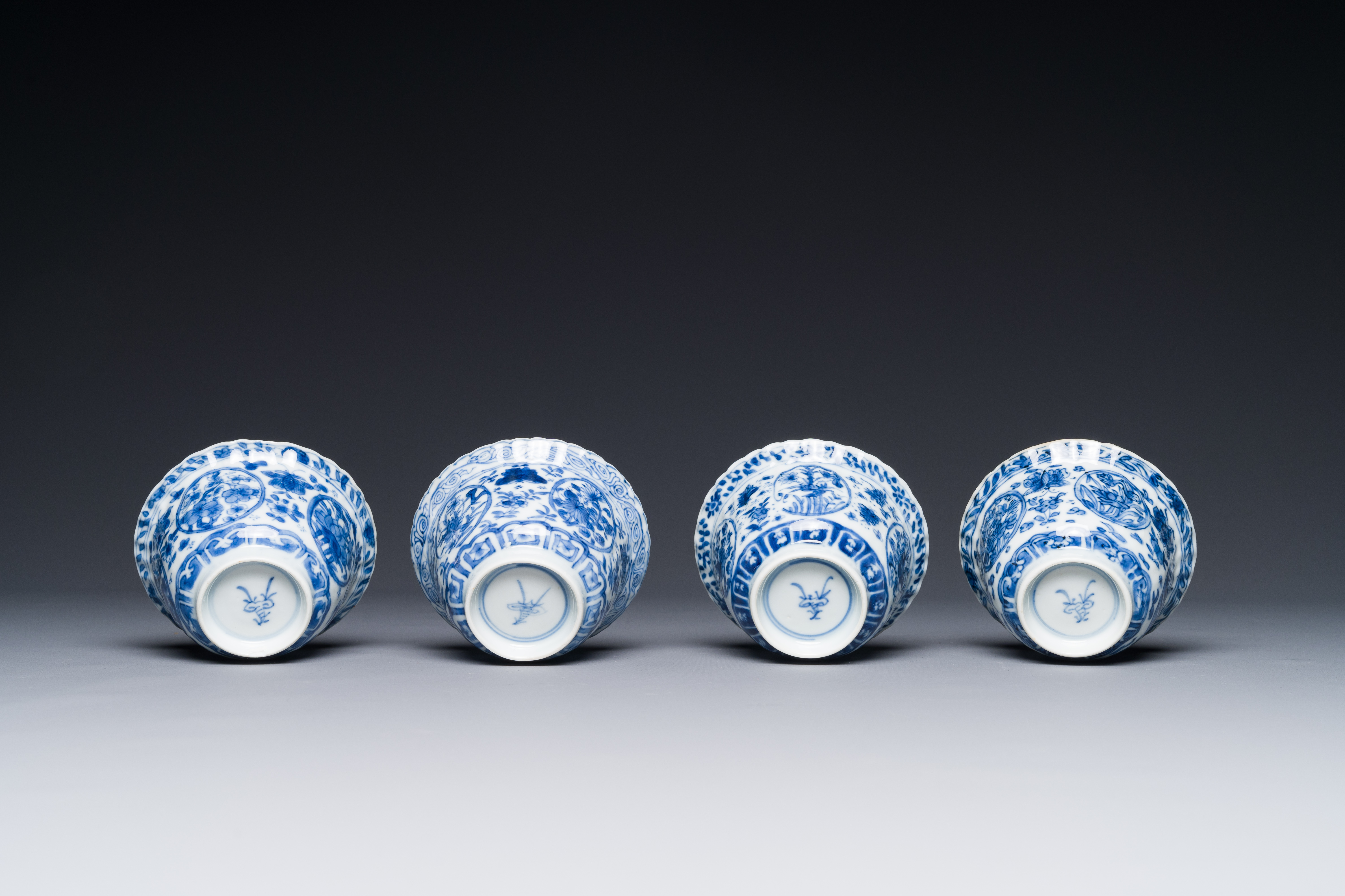 Ten Chinese blue and white cups and fourteen saucers with floral decor, lingzhi mark, Kangxi - Image 6 of 6