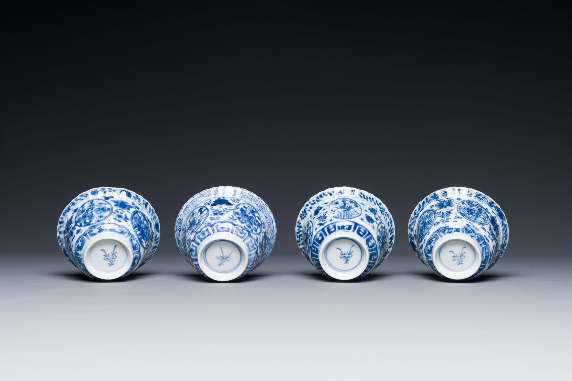 Ten Chinese blue and white cups and fourteen saucers with floral decor, lingzhi mark, Kangxi - Bild 6 aus 6