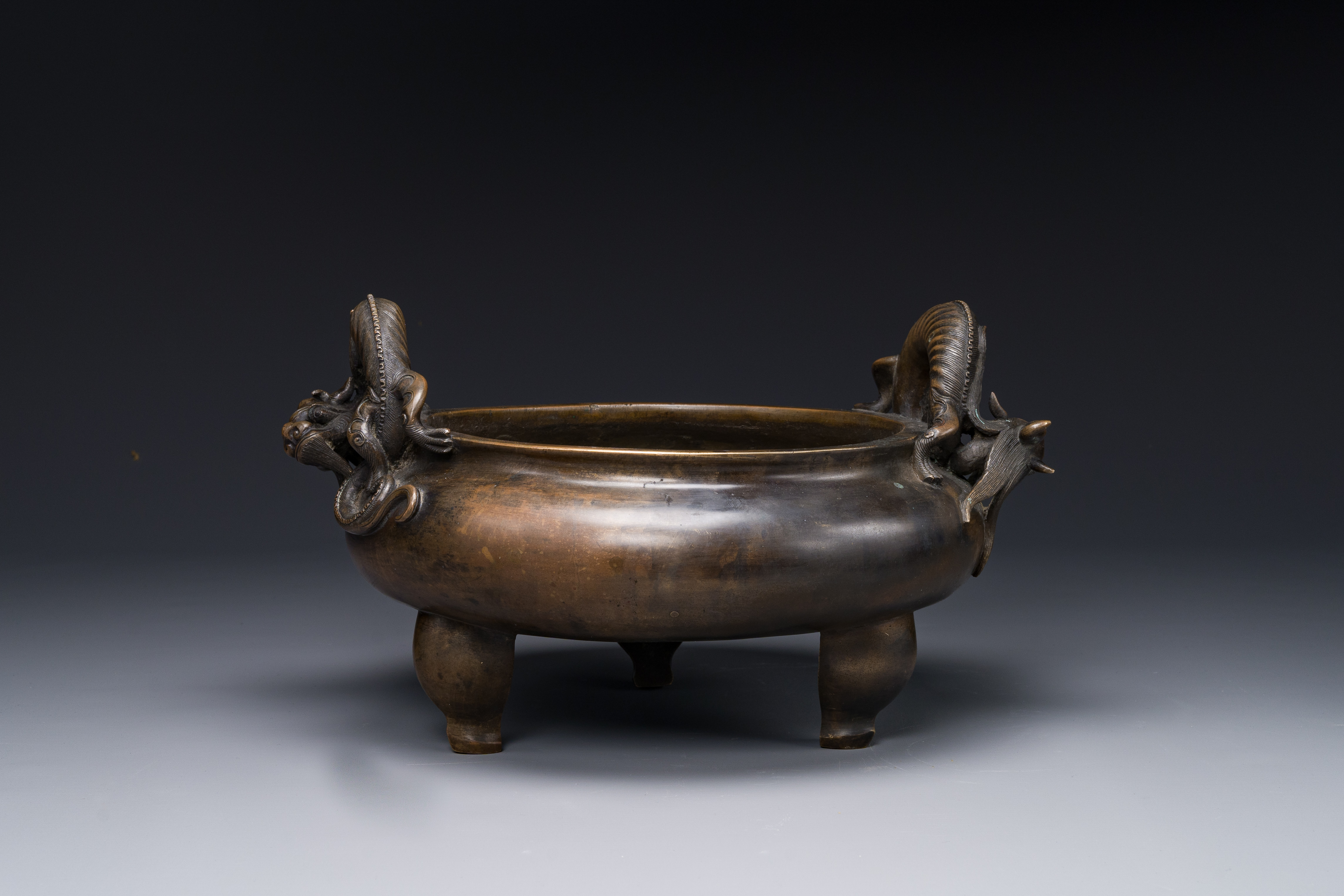 A large Chinese bronze tripod censer with 'chilong' handles, Qing Qian Gong æ¸…ä¹¾å®® mark, 18th C.