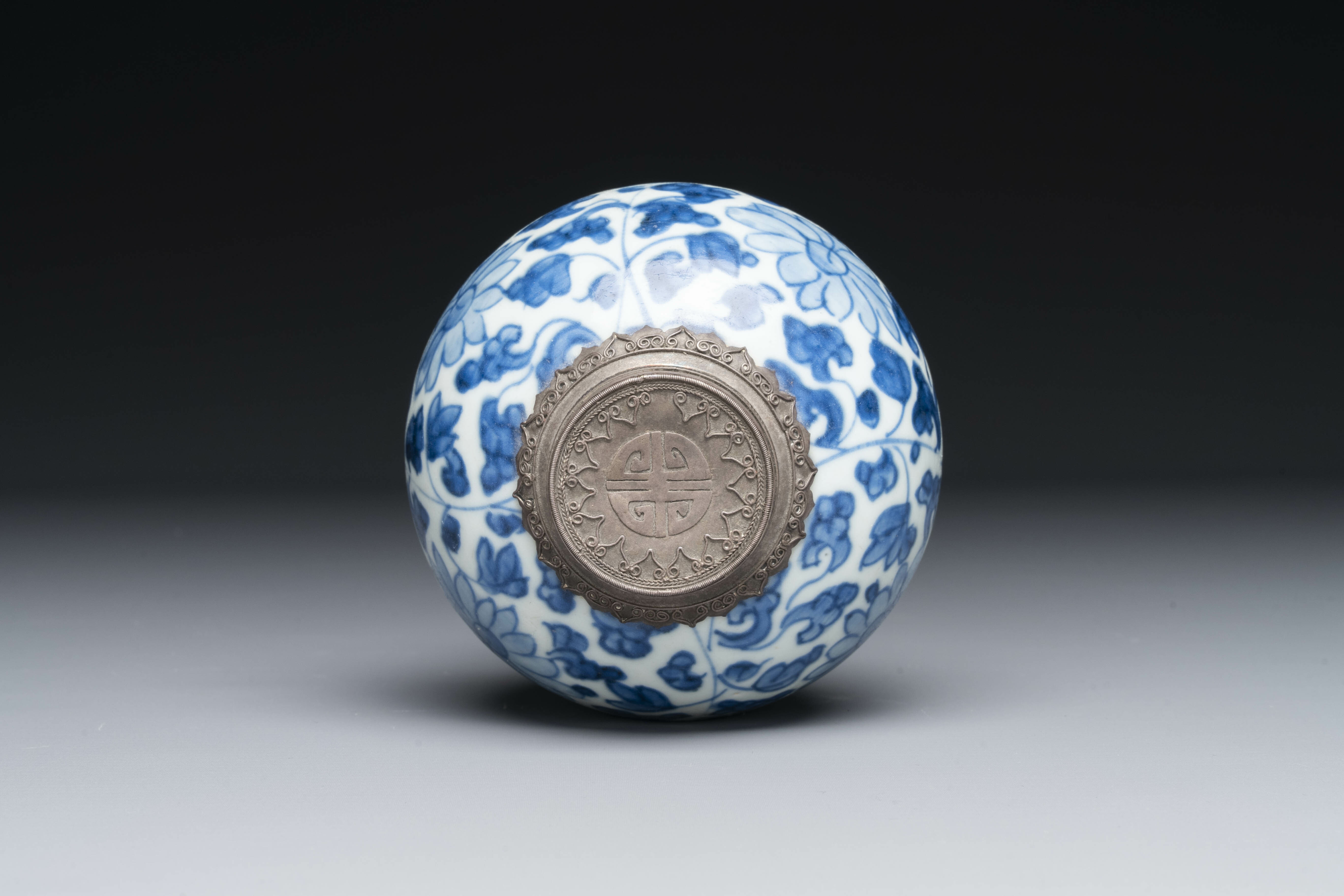 A varied collection of seven pieces of Chinese porcelain and Canton enamel, Kangxi and later - Image 12 of 19