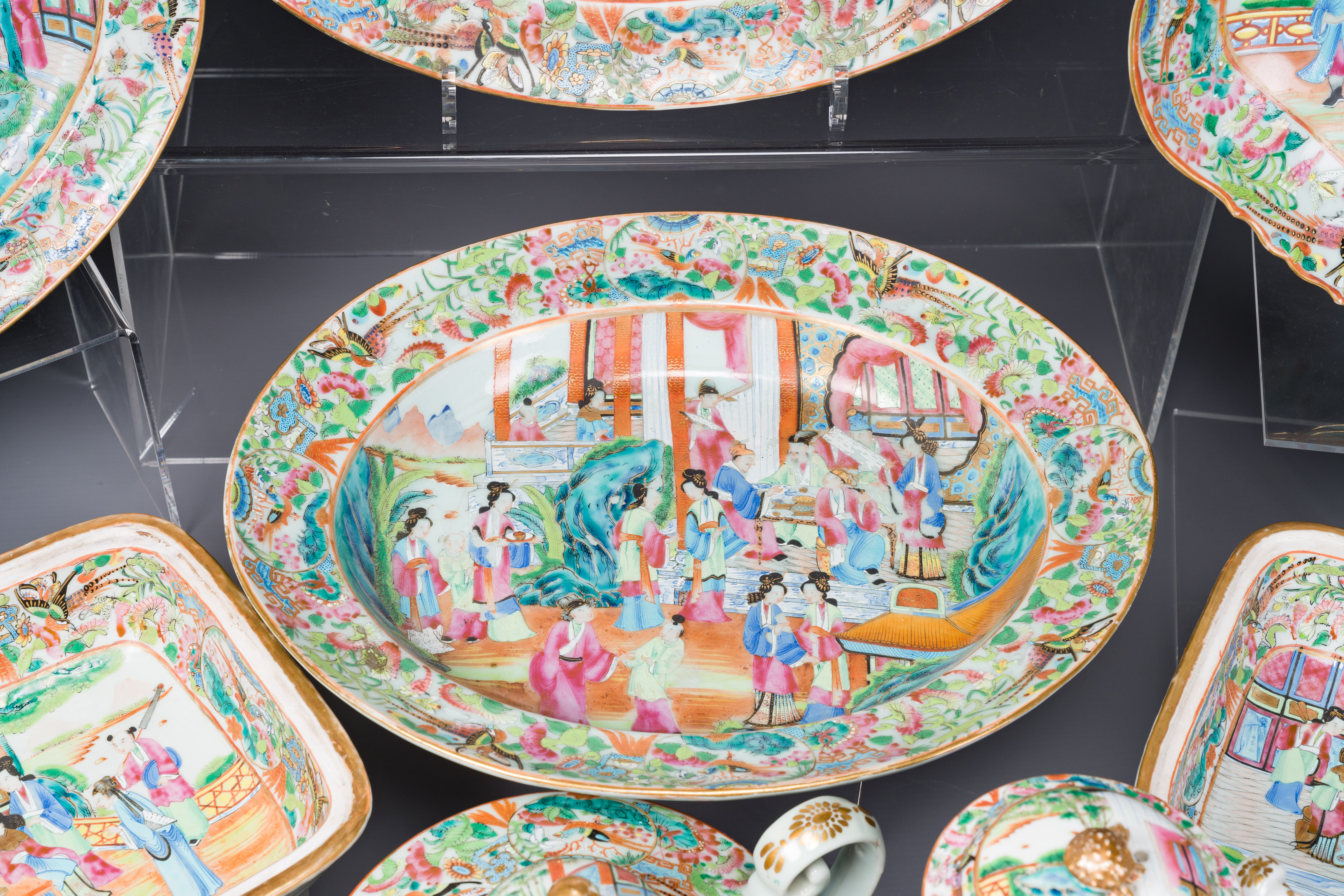 A very extensive Chinese Canton famille rose 81-piece dinner service, 19th C. - Image 7 of 11