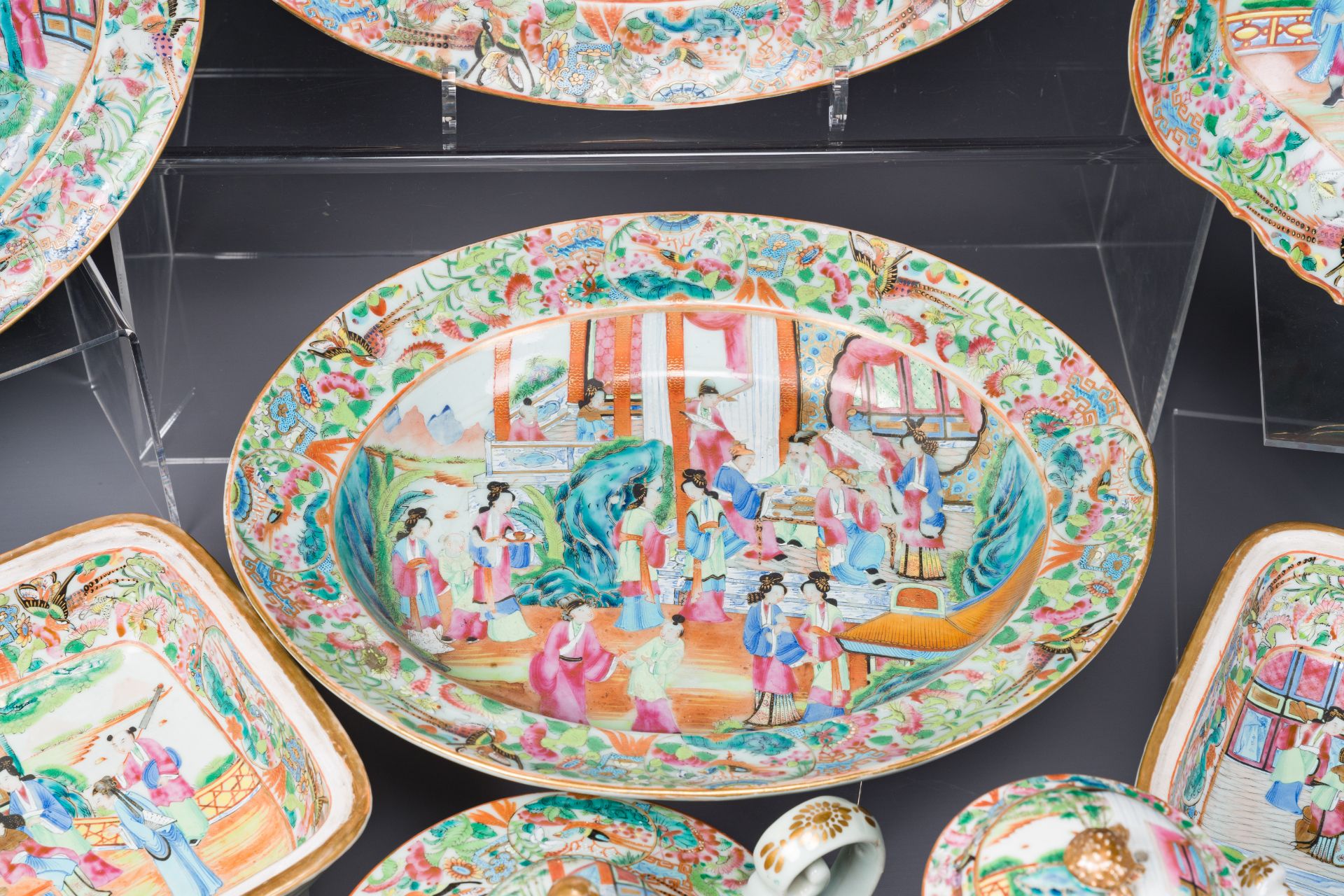 A very extensive Chinese Canton famille rose 81-piece dinner service, 19th C. - Bild 7 aus 11
