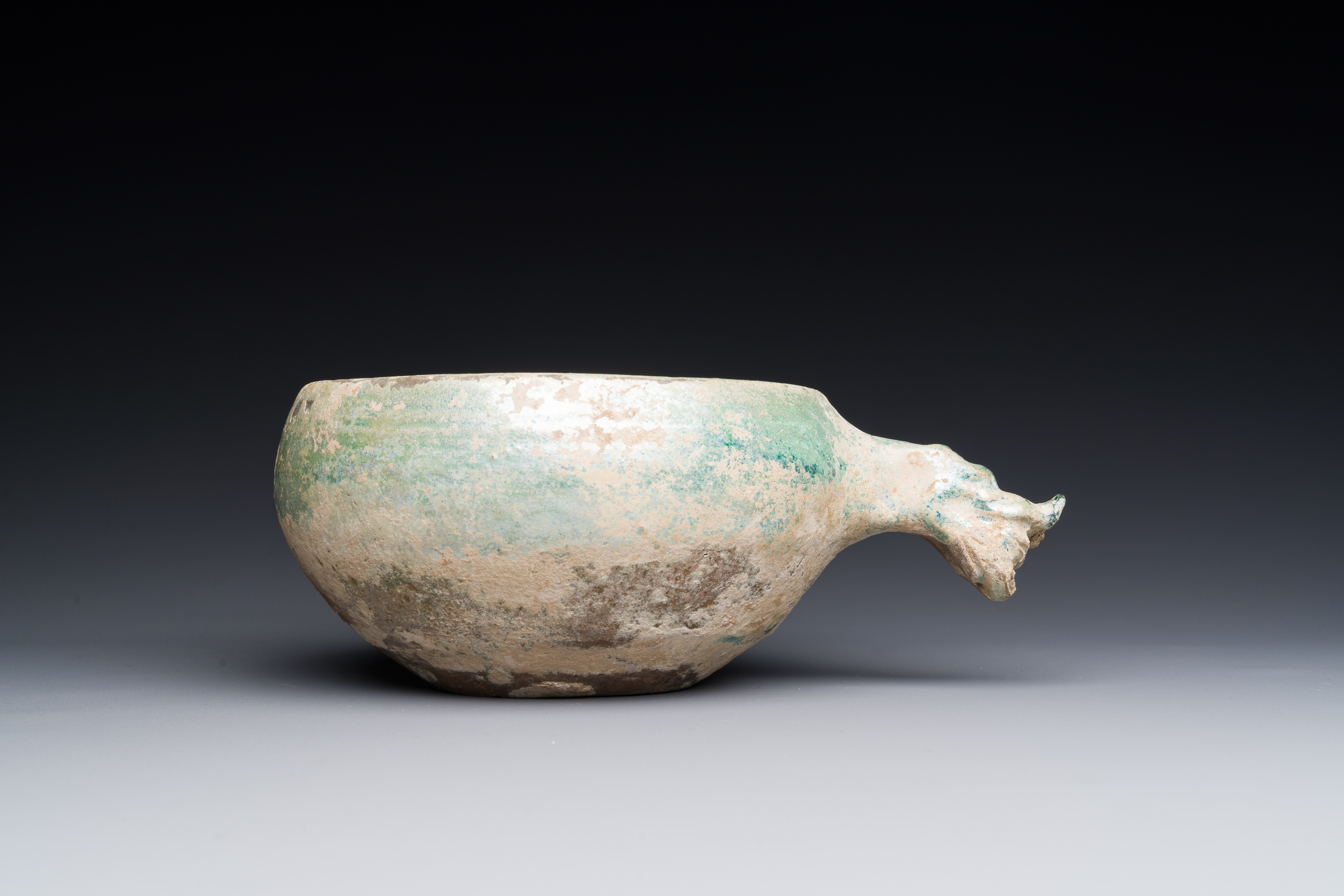 A Chinese monochrome green-glazed pottery scoop, Han - Image 5 of 5