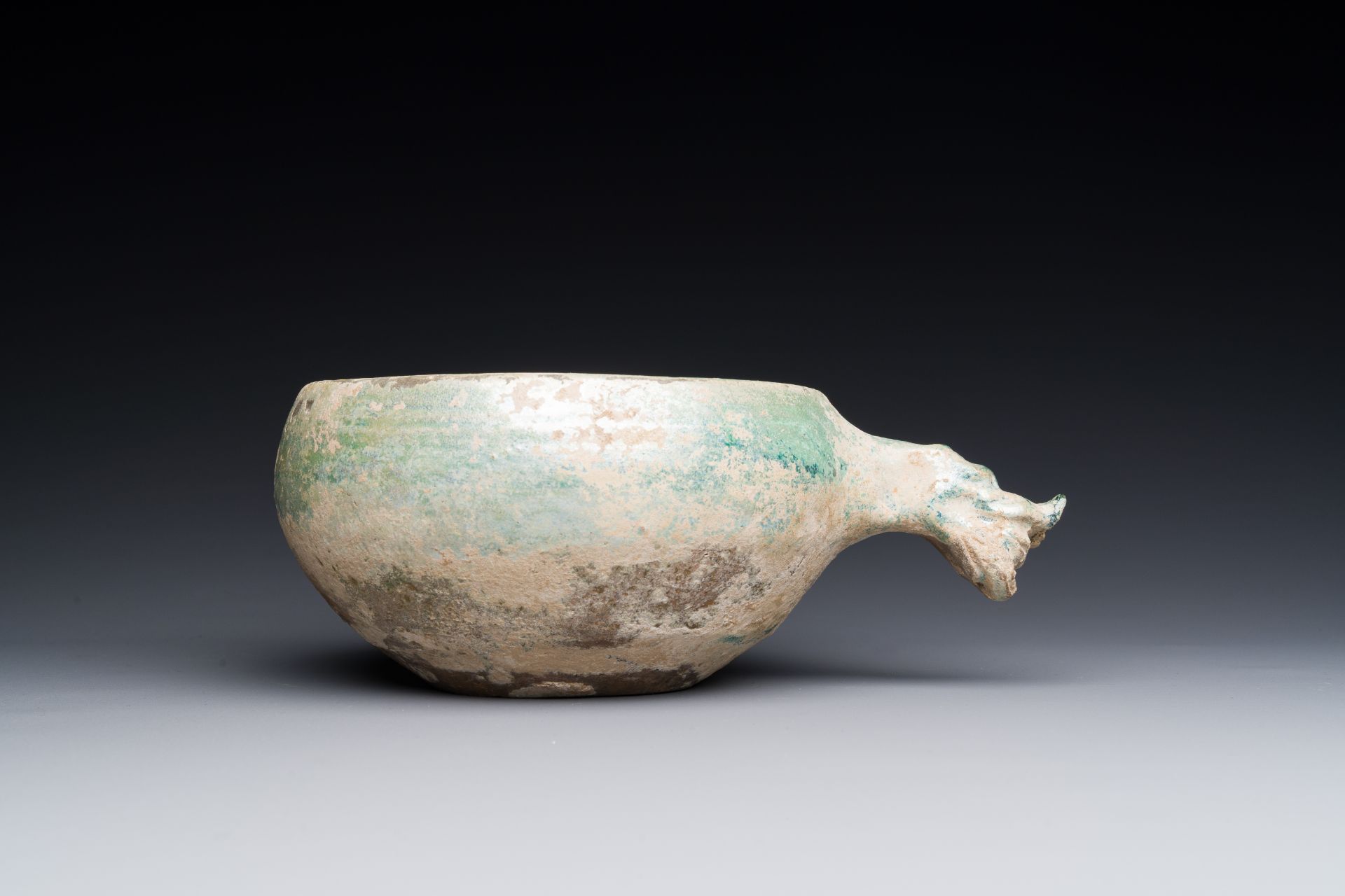 A Chinese monochrome green-glazed pottery scoop, Han - Bild 5 aus 5