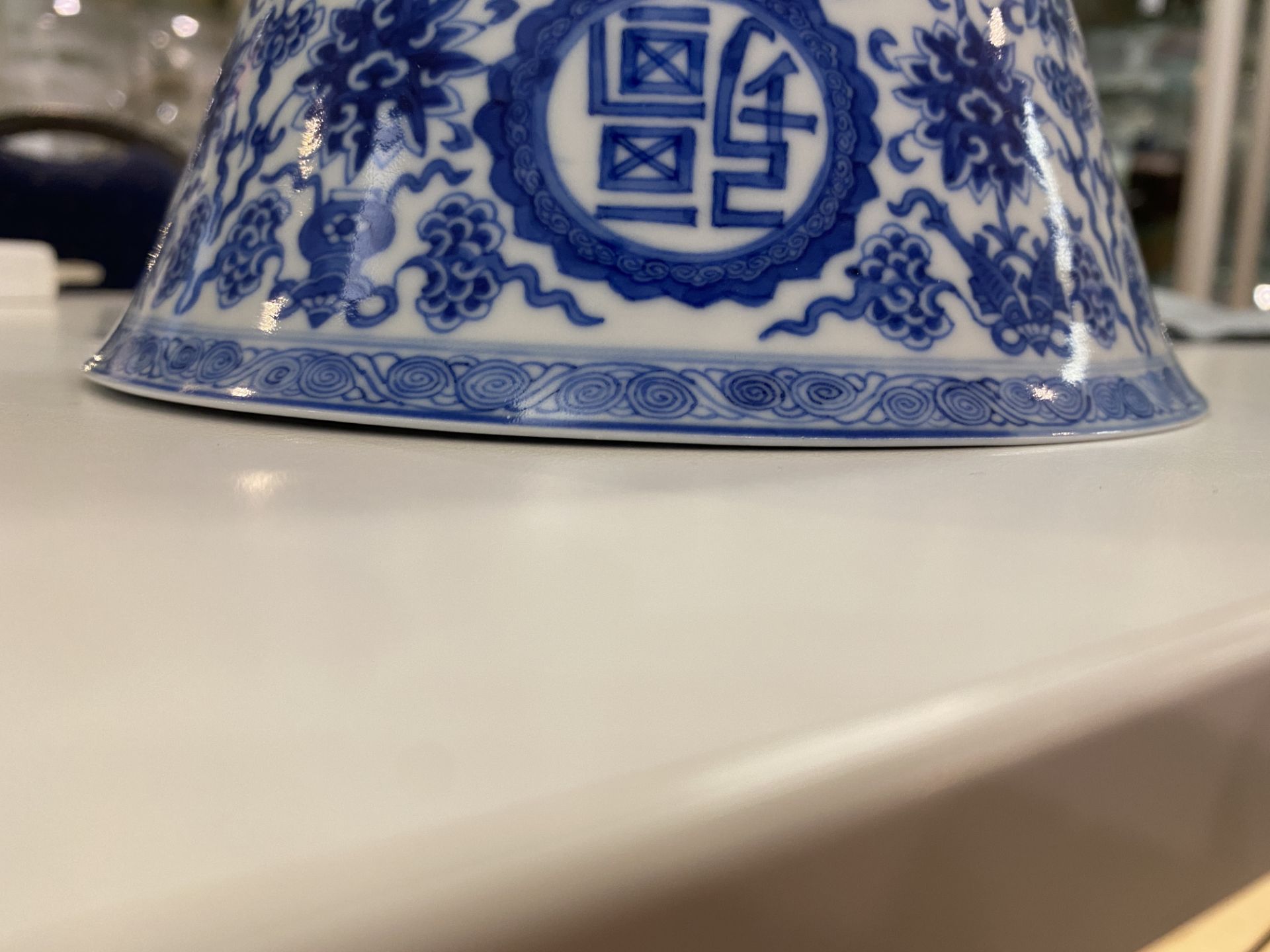 A pair of Chinese blue and white 'wan shou wu jiang' bowls, Qianlong mark and of the period - Bild 21 aus 40