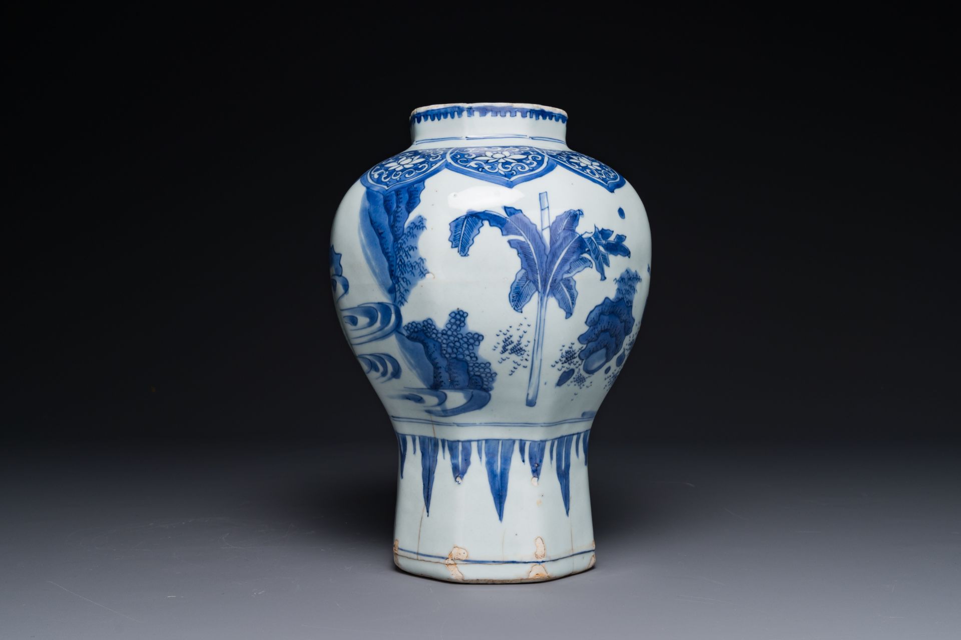 A Chinese blue and white octagonal 'Zhi Ri Gao Sheng æŒ‡æ—¥é«˜æ˜‡' vase, Transitional period - Bild 5 aus 8