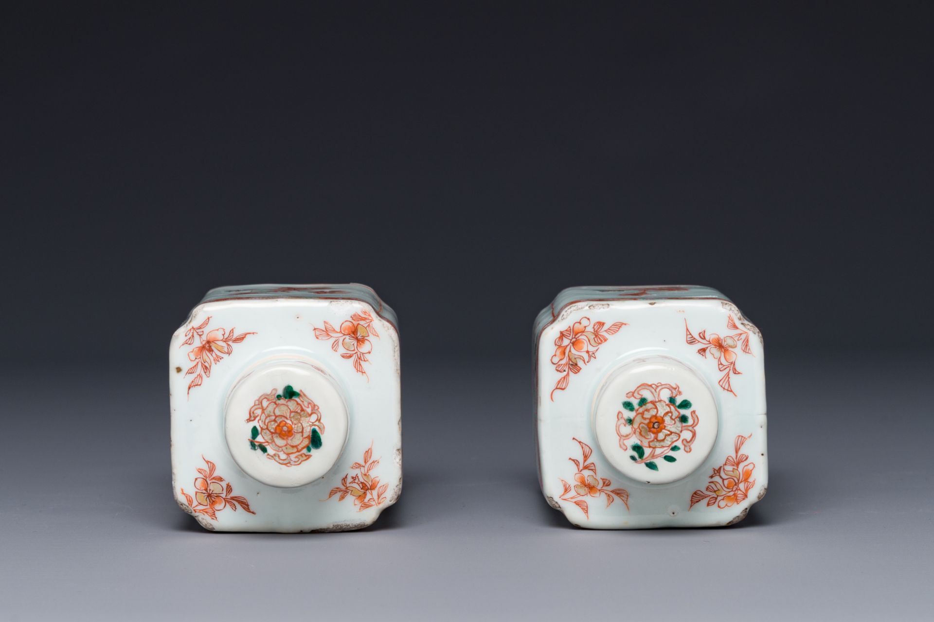 A pair of Chinese famille verte square tea caddies, Kangxi - Image 5 of 6