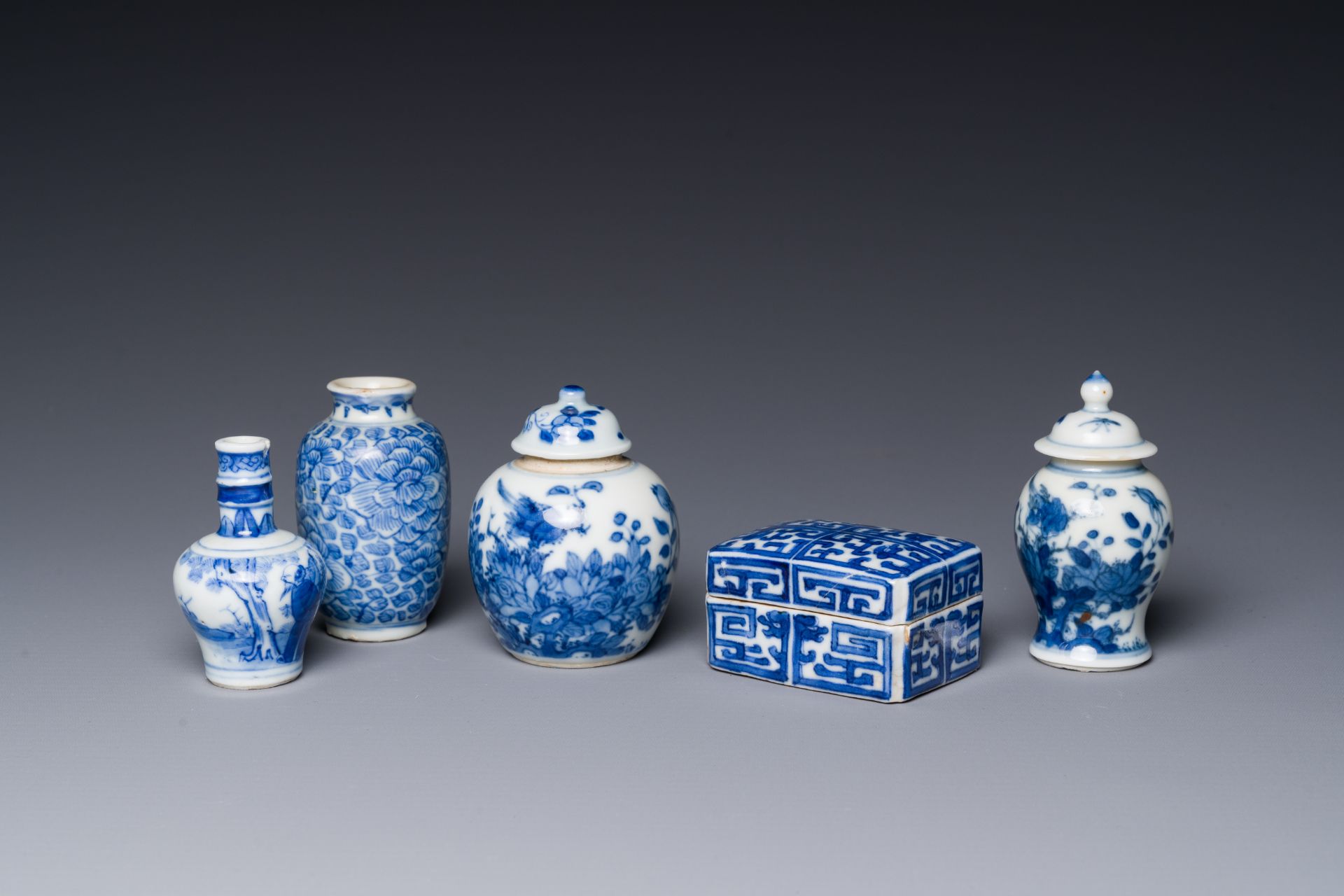 Four Chinese blue and white vases and a box with cover, all marked, 18/19th C.