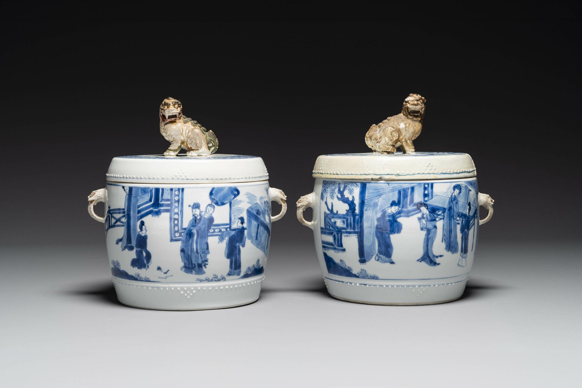 A pair of Chinese blue and white drum-shaped jars and cover, Jiajing mark, Kangxi - Bild 3 aus 8