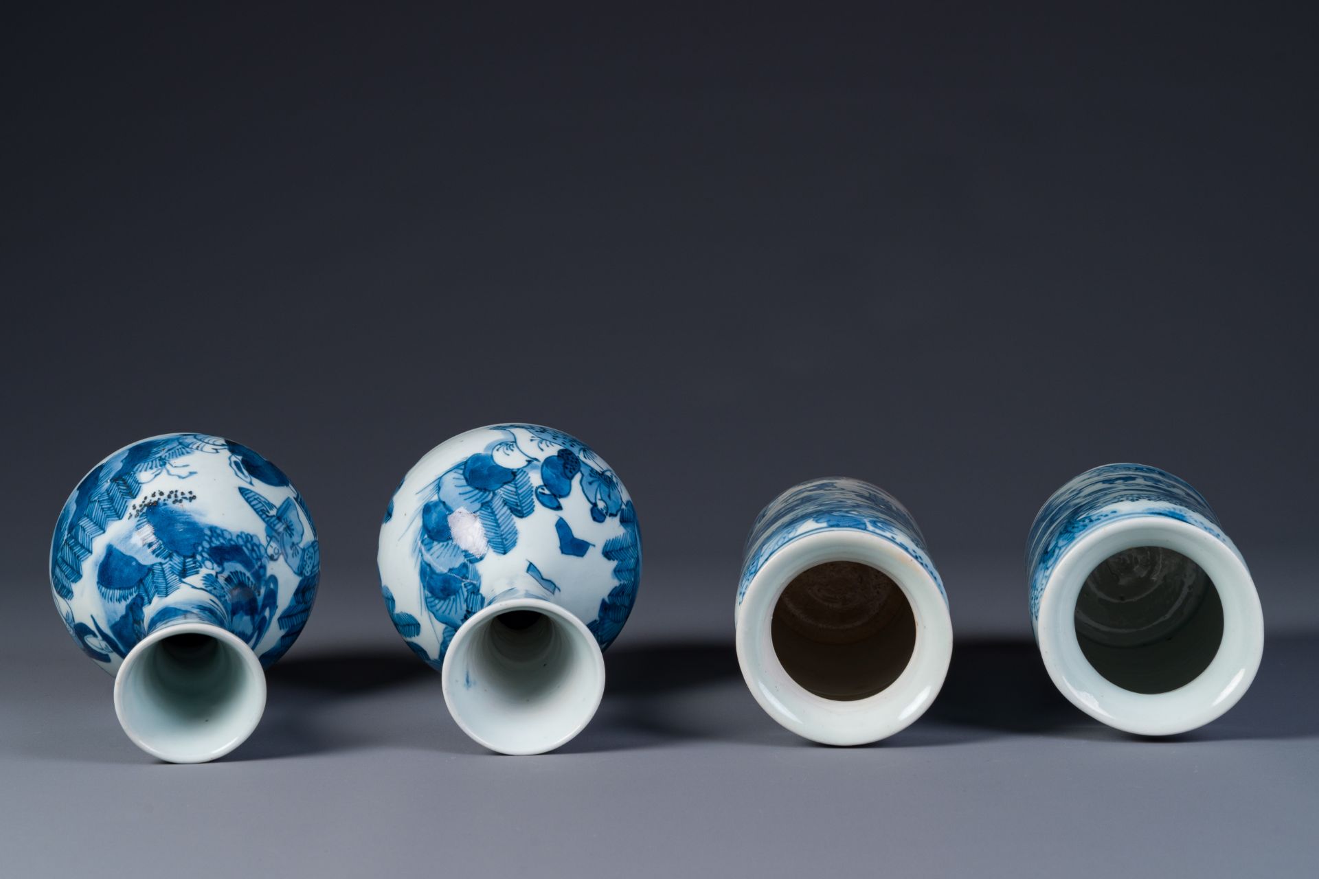 Two pairs of Japanese blue and white vases with figures in a landscape, Edo, 17th C. - Bild 5 aus 6