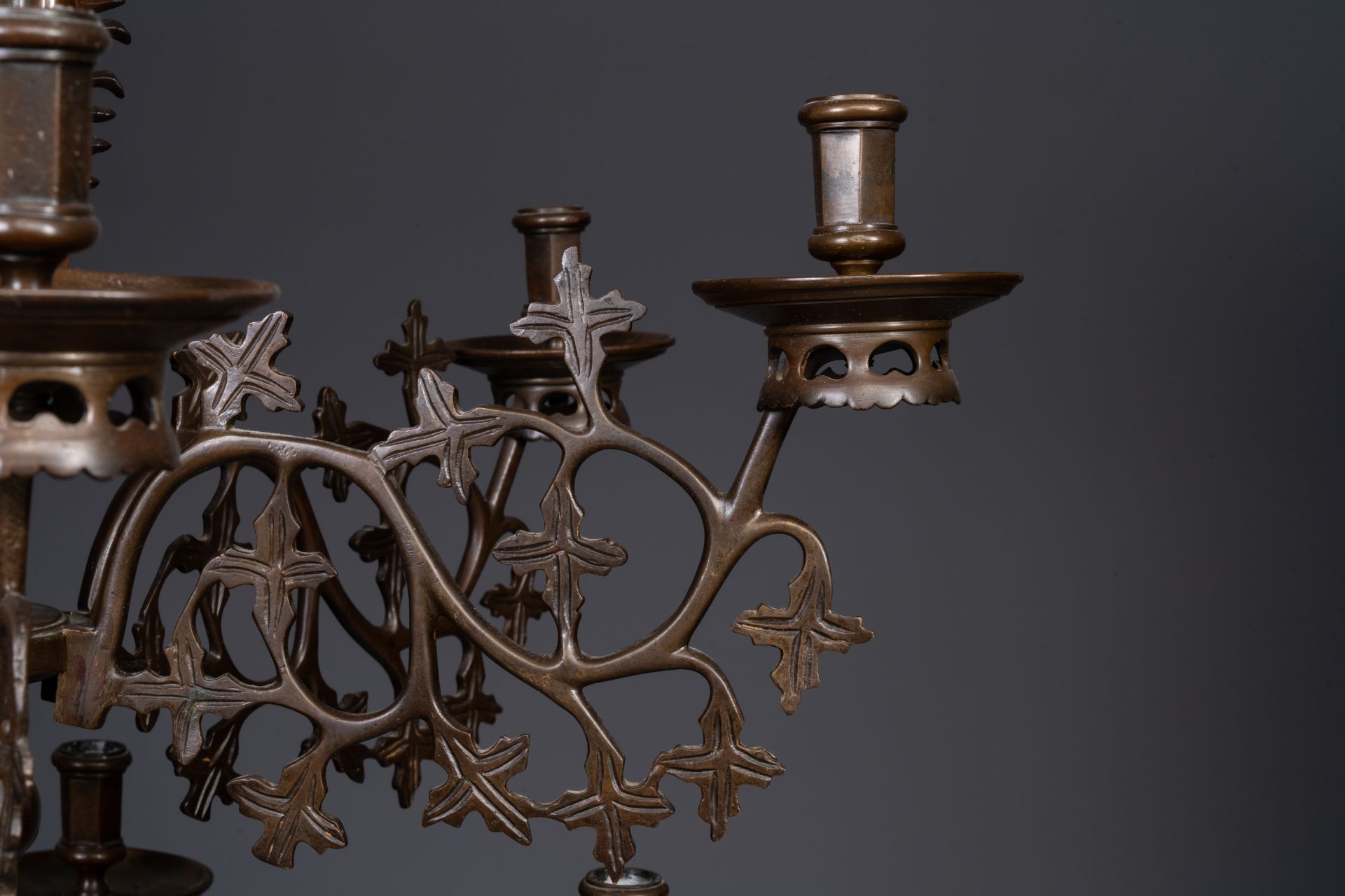 A Flemish or Dutch bronze Gothic Revival large bronze 'Madonna and Child' chandelier, 19th C. - Bild 7 aus 8