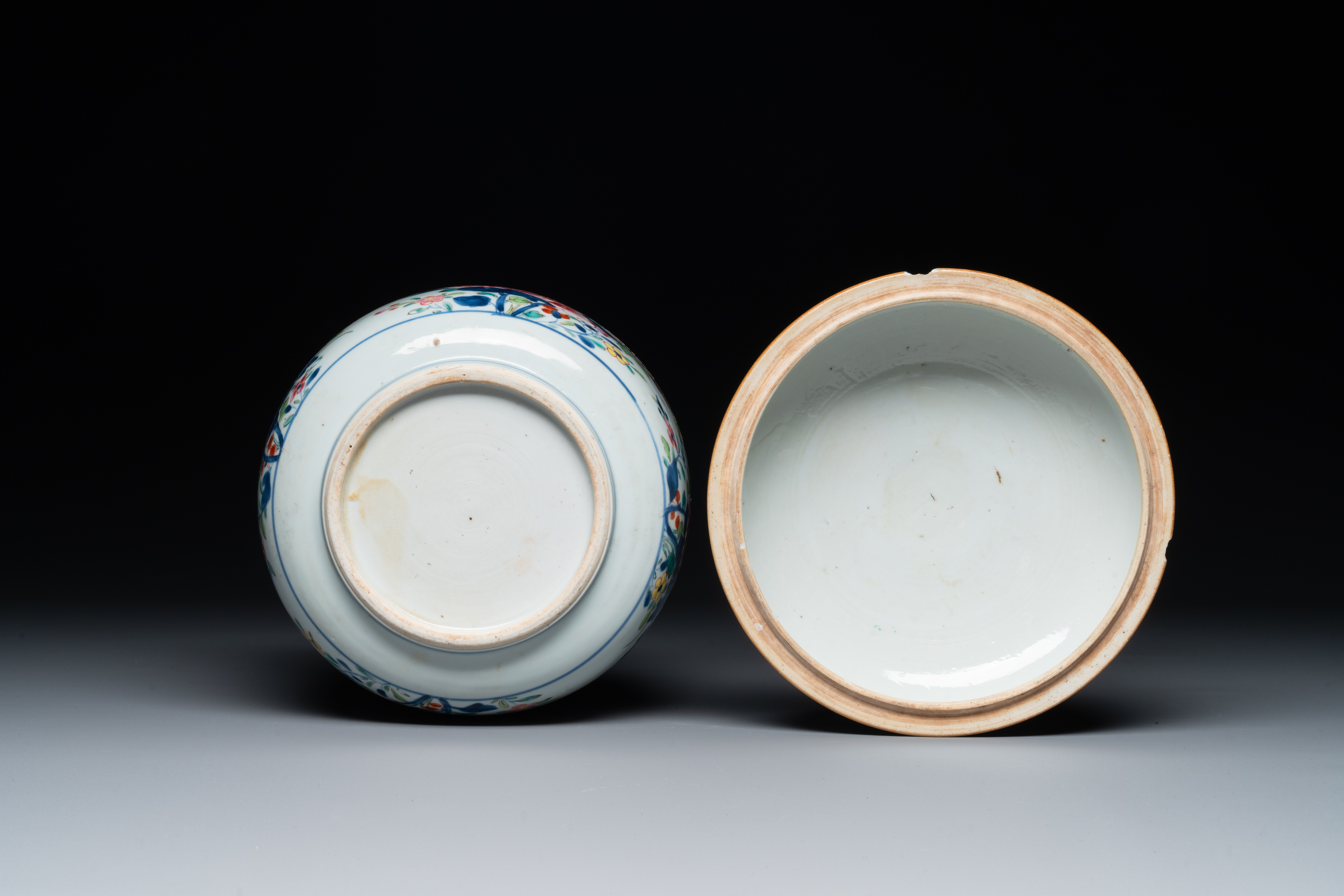 A pair of large Chinese famille rose jars and covers with floral design, Qianlong - Image 8 of 10