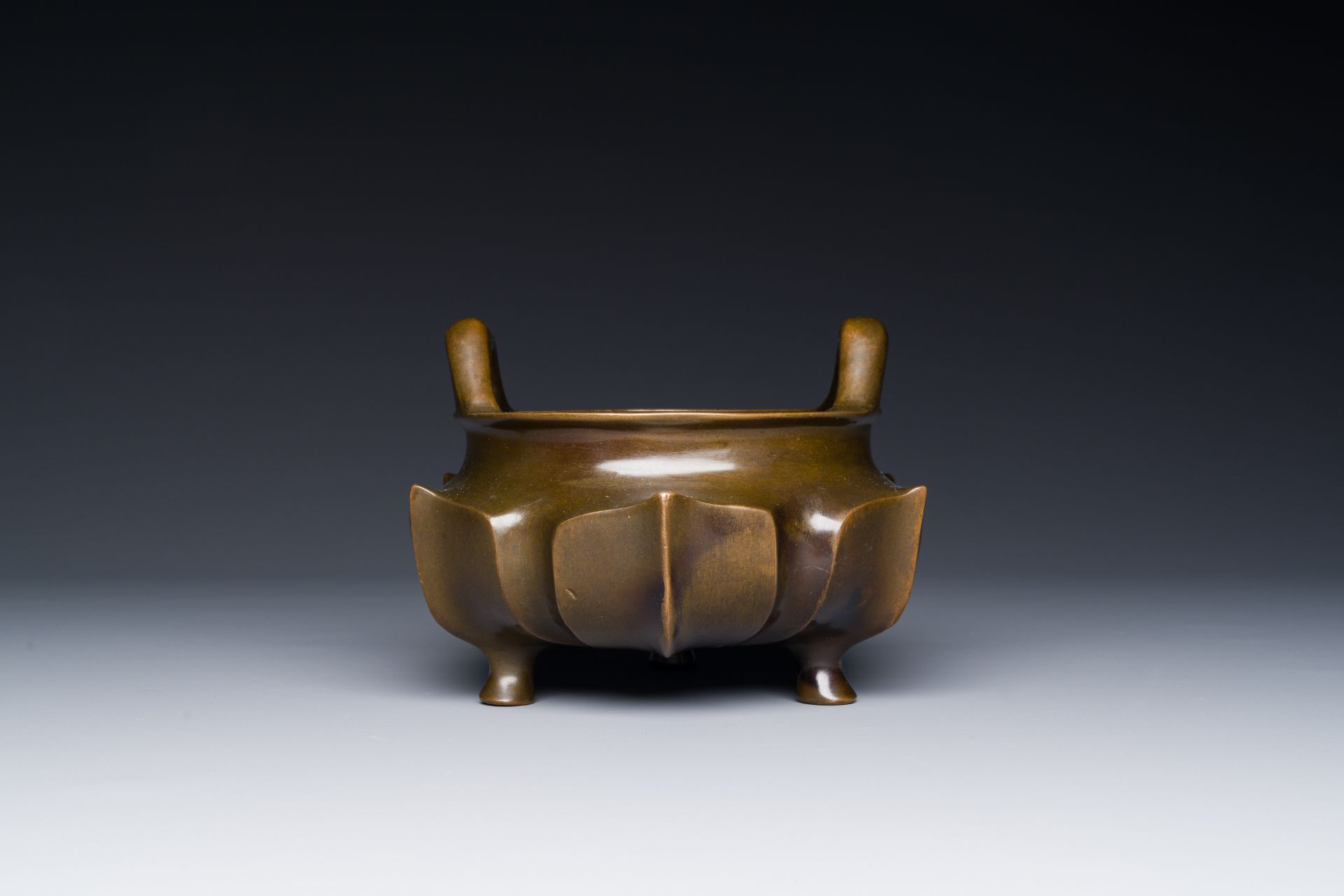 A Chinese bronze lotus-shaped tripod censer, Xuande mark, 18/19th C. - Bild 3 aus 4