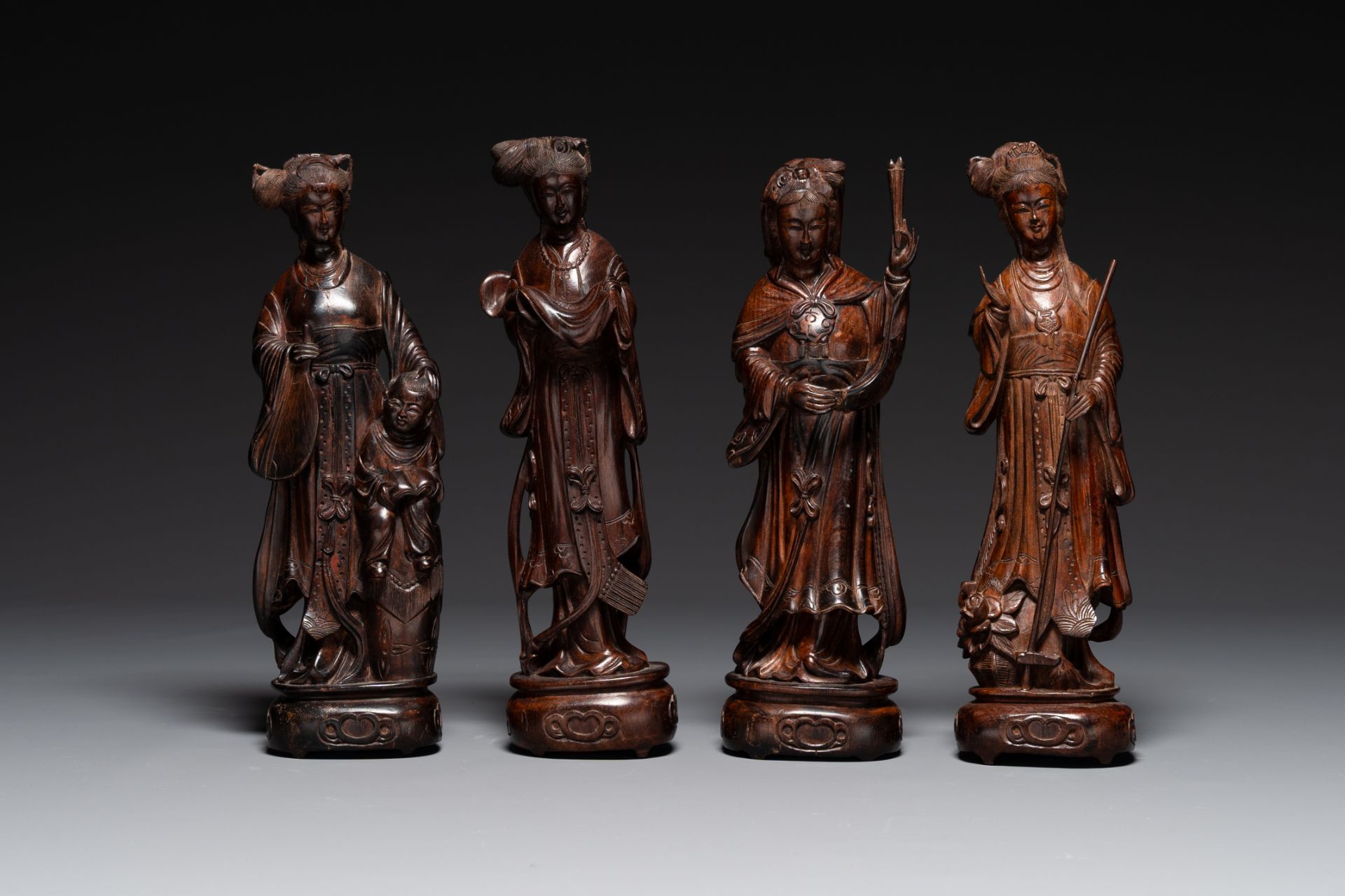 Eight Chinese wooden sculptures of female deities, 19th C. - Bild 5 aus 7