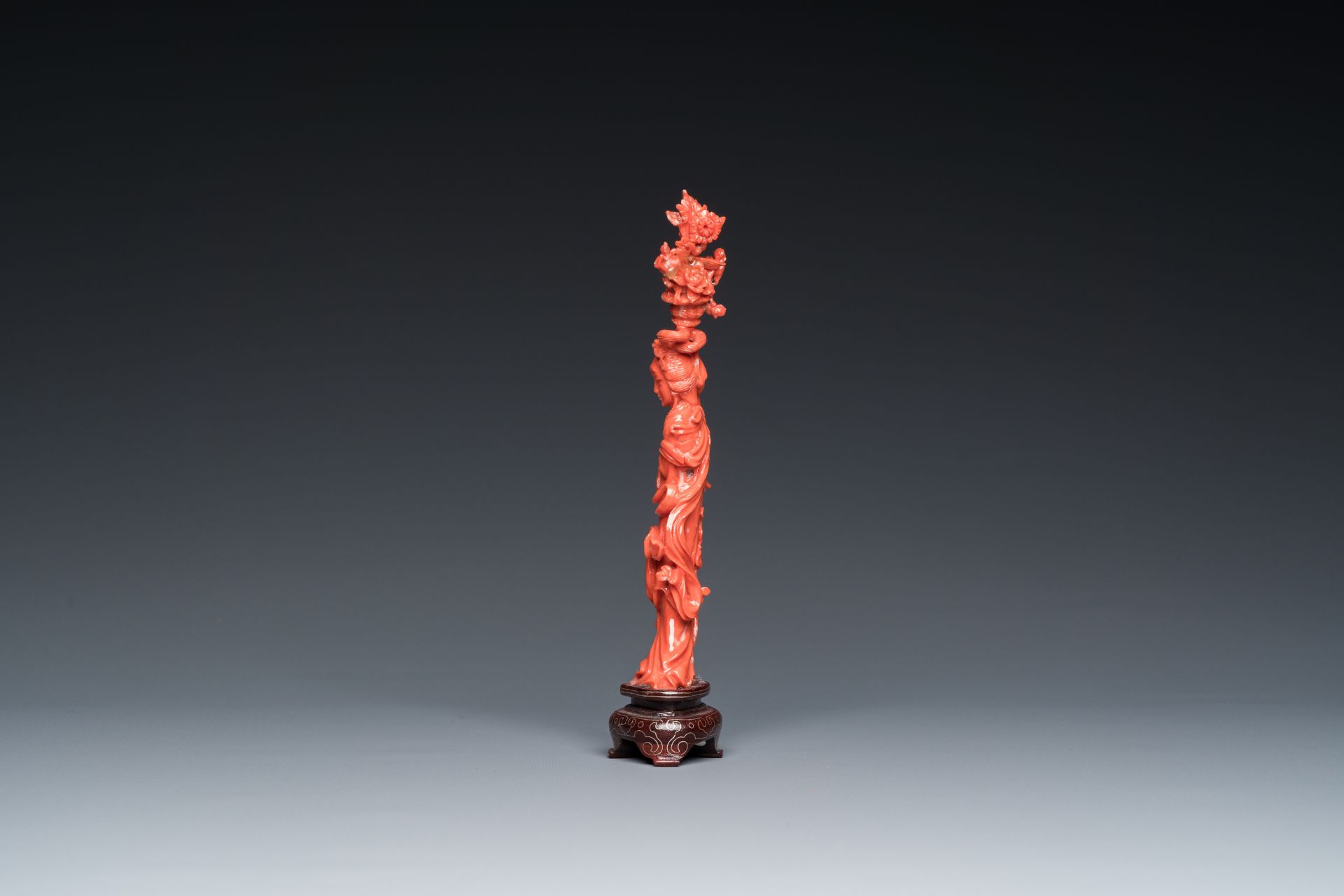 A Chinese red coral figure of a standing lady with a flower basket, 19/20th C. - Image 2 of 17