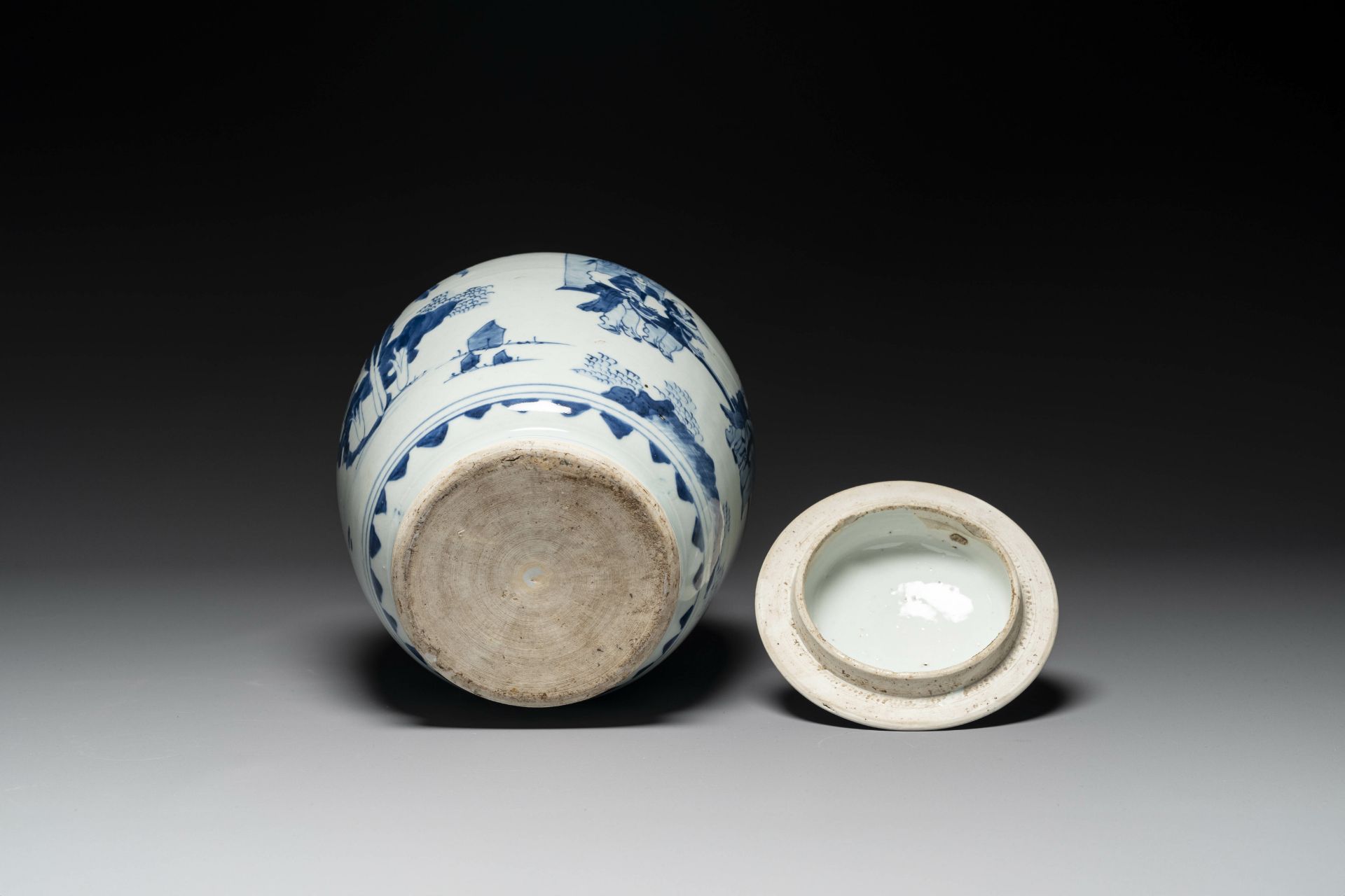 A Chinese blue and white 'Jia Guan Jin Jue åŠ å®˜æ™‰çˆµ' vase and cover, Transitional period - Image 6 of 6