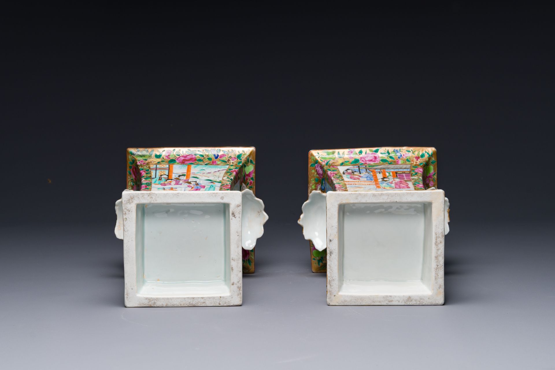 A pair of Chinese Canton famille rose bough pots and covers, 19th C. - Bild 7 aus 7