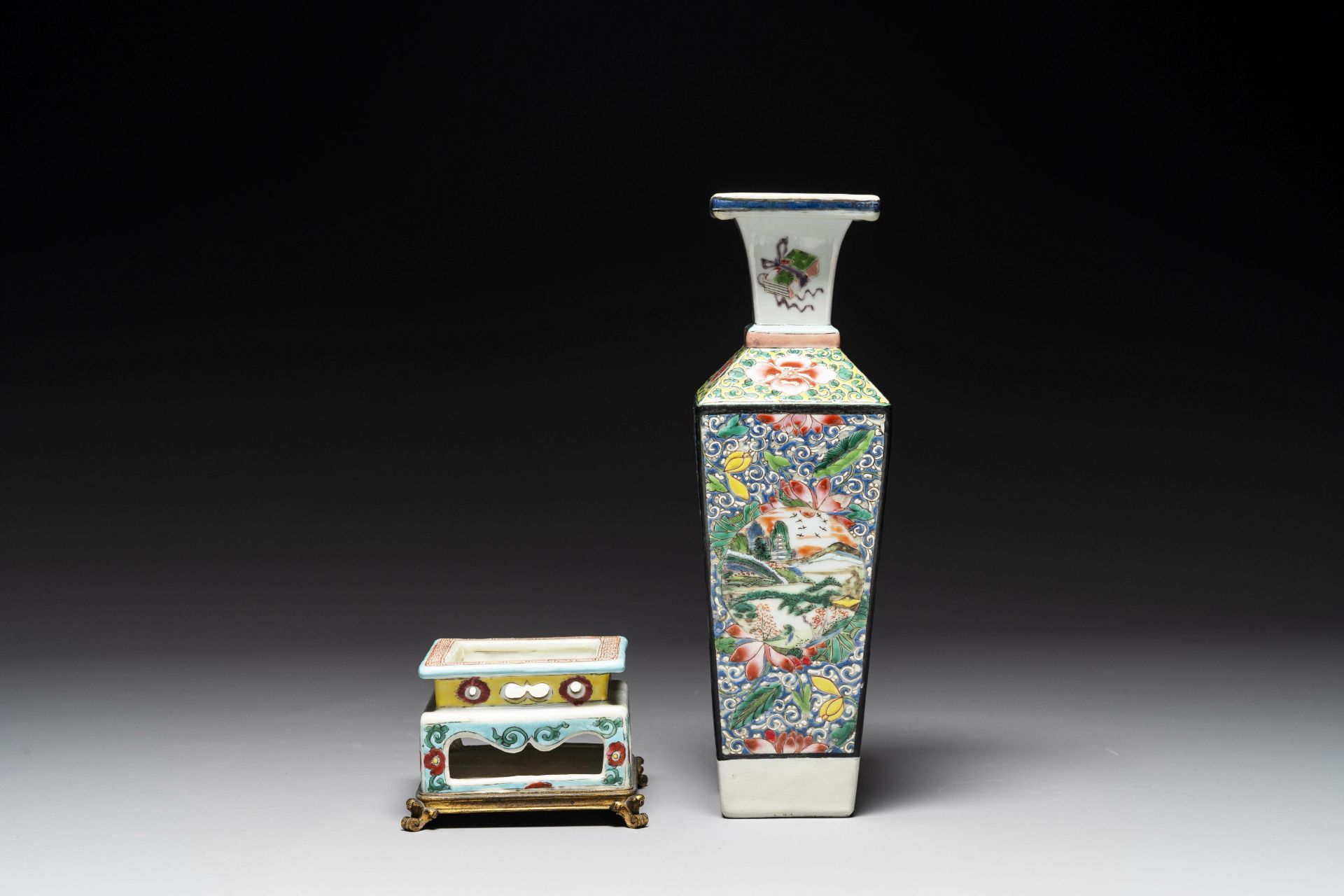 A square Chinese famille rose vase and stand with gilt bronze mount, Yongzheng - Bild 2 aus 7