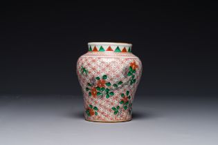 A small Chinese wucai jar with floral design, Transition period