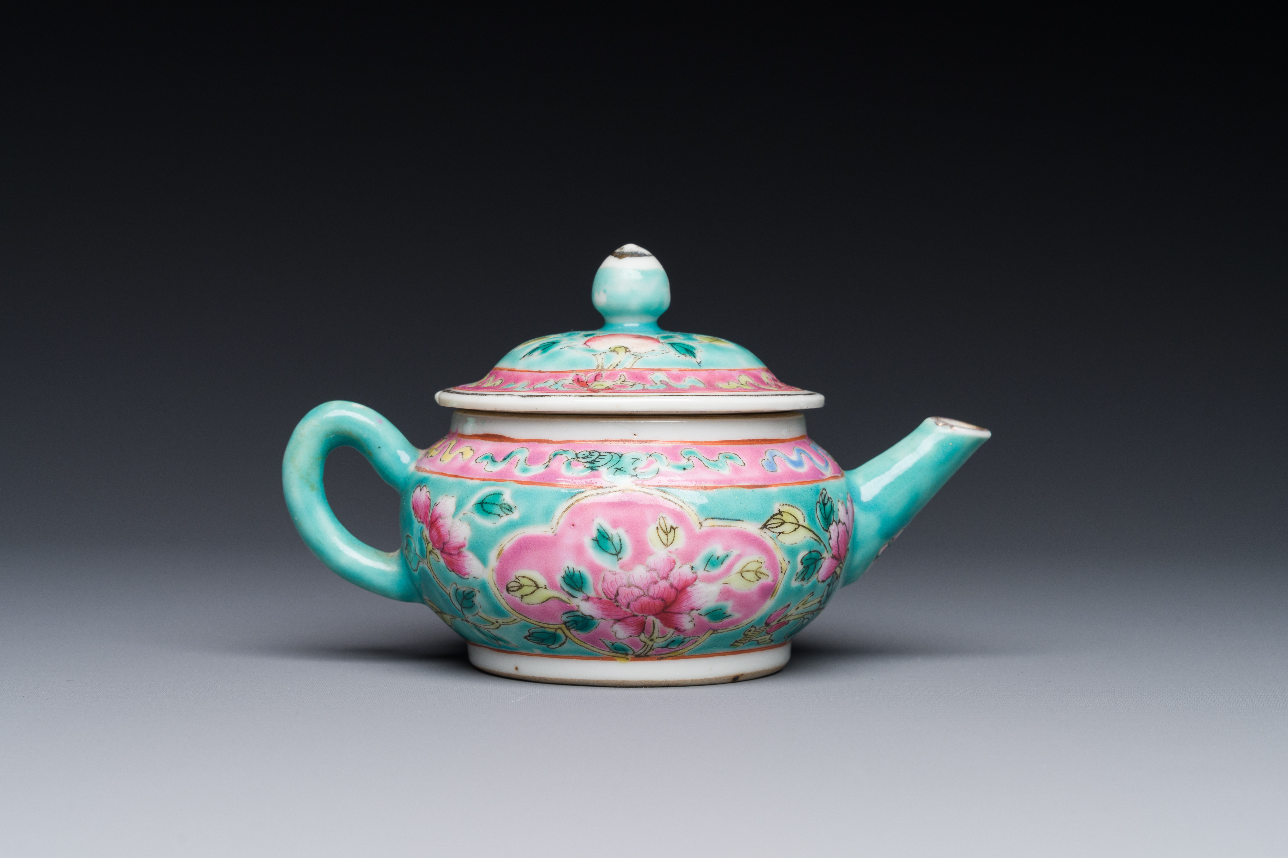 A Chinese famille rose teapot for the Straits or Peranakan market, 19th C. - Image 3 of 4