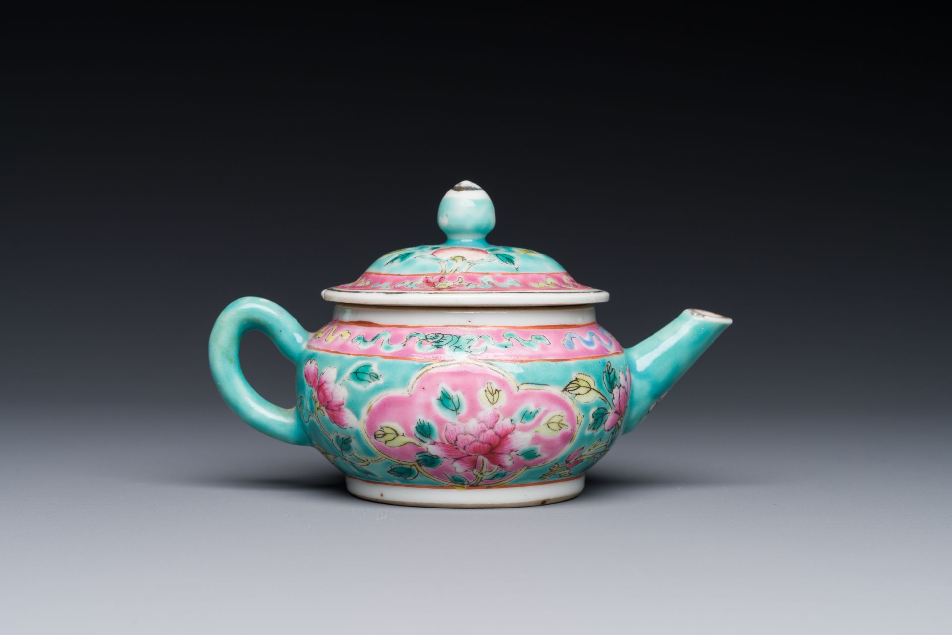 A Chinese famille rose teapot for the Straits or Peranakan market, 19th C. - Bild 3 aus 4