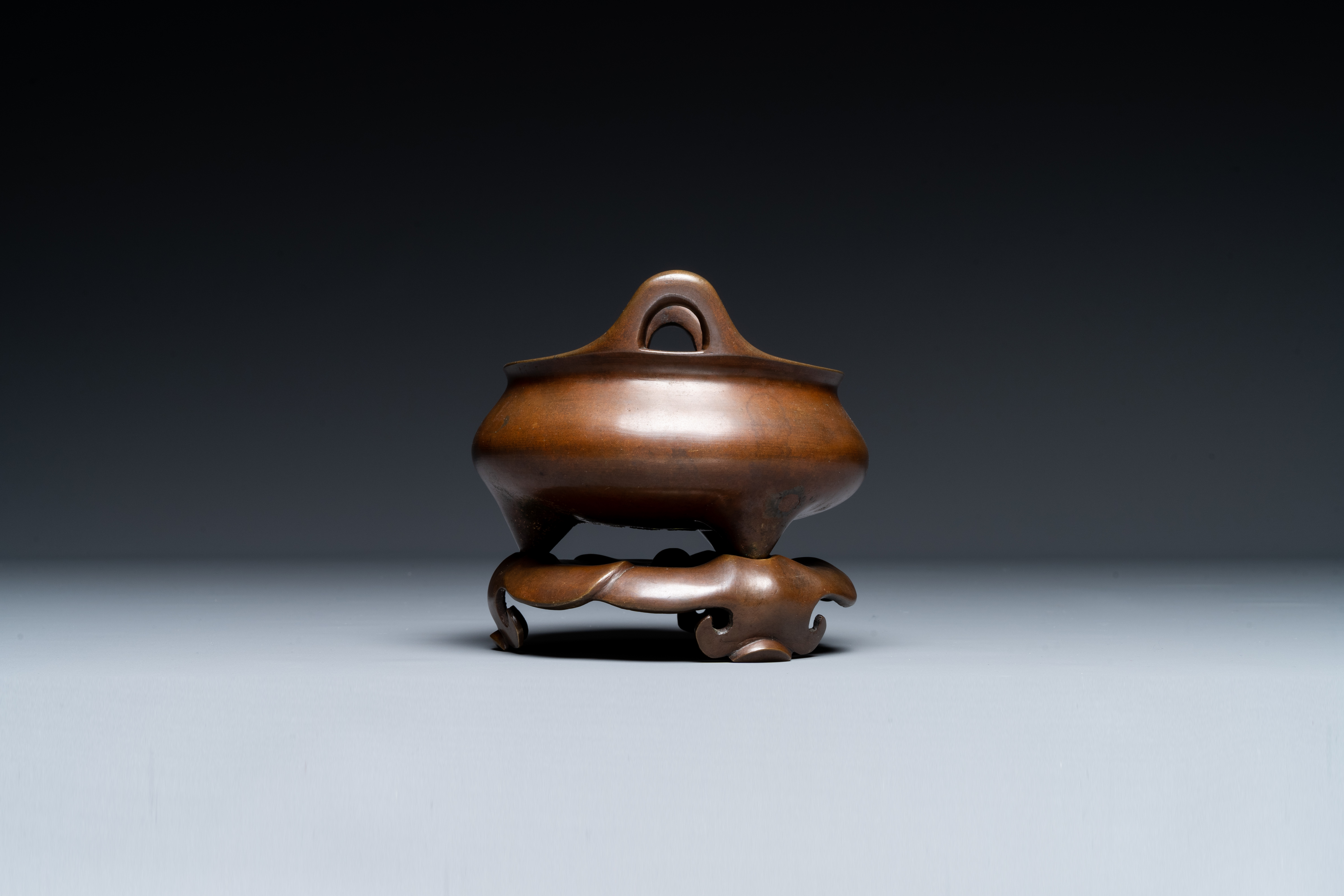 A Chinese bronze tripod censer on a stand, Xuande mark, 19th C. - Image 4 of 6