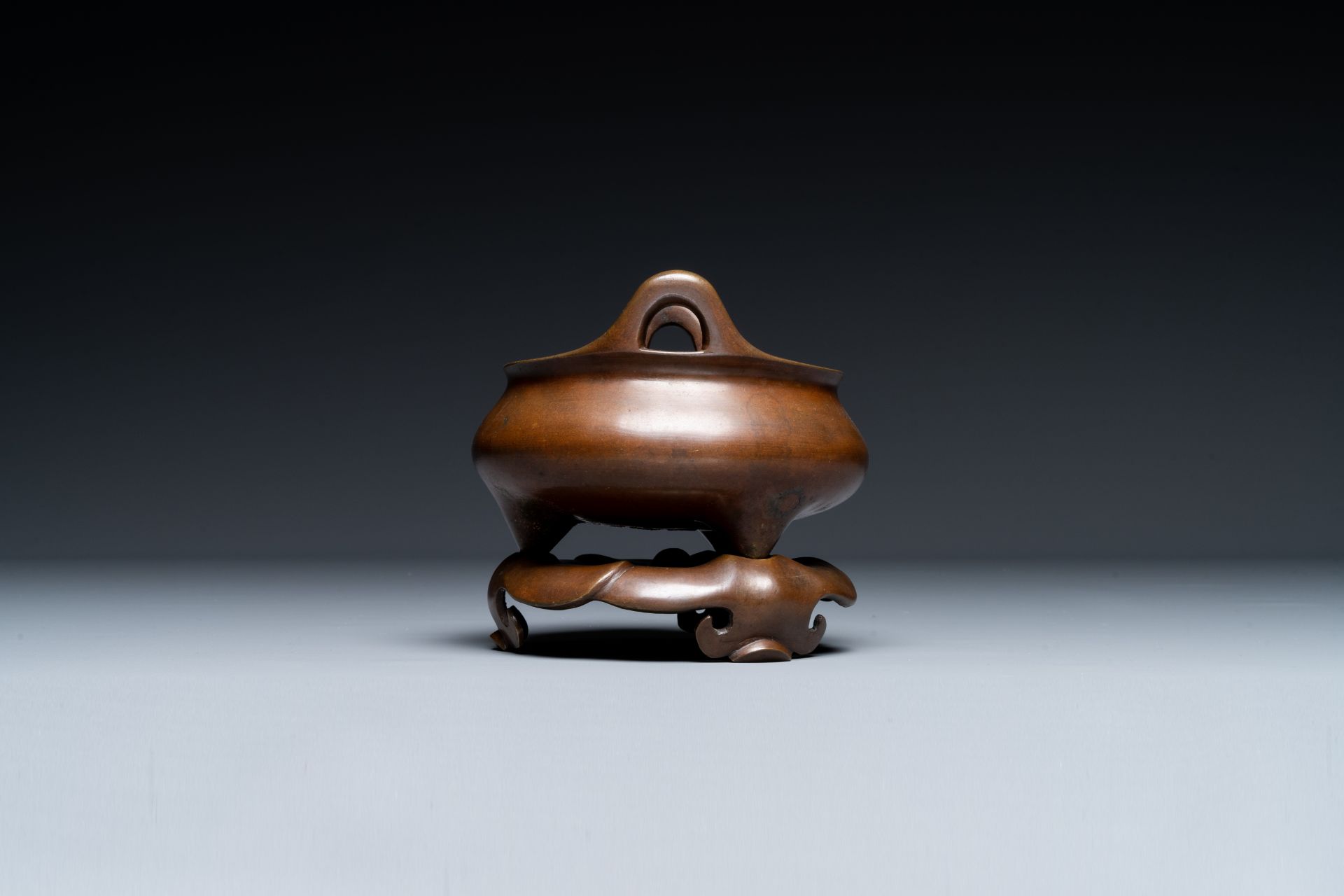 A Chinese bronze tripod censer on a stand, Xuande mark, 19th C. - Image 4 of 6