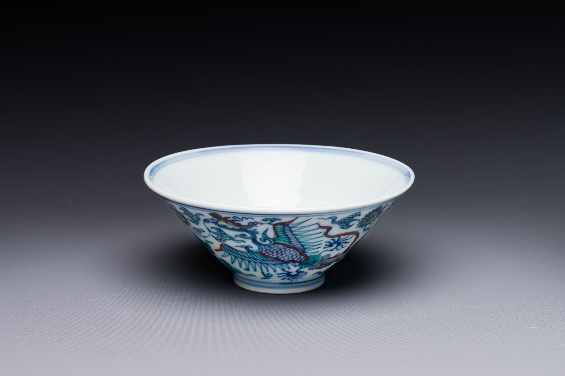 A Chinese doucai conical 'phoenixes' bowl, Chenghua mark, Kangxi/Yongzheng - Bild 2 aus 3