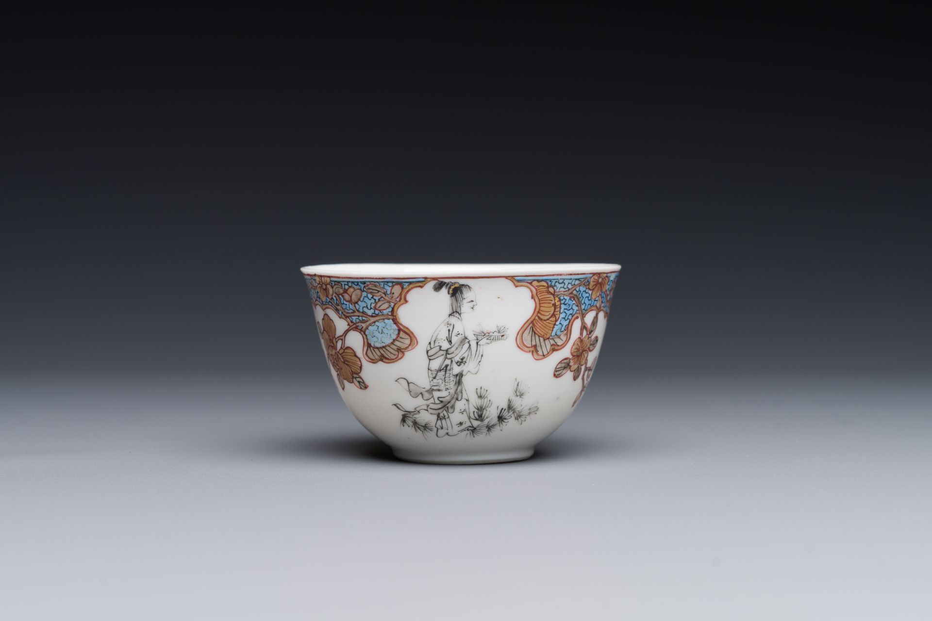 A Chinese famille rose and grisaille 'Xiwangmu receiving a peach' cup and saucer, Yongzheng - Image 5 of 6