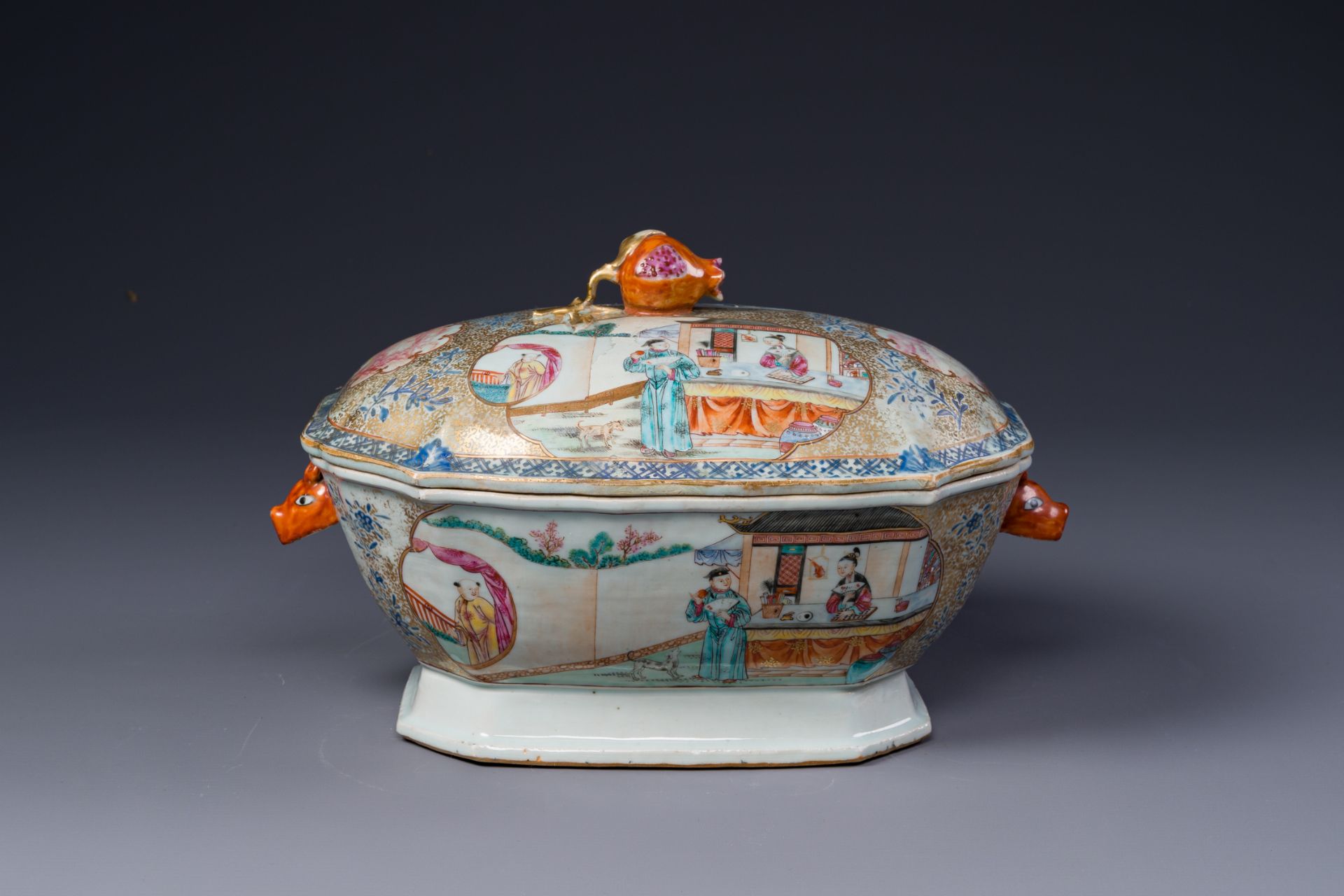 A Chinese Canton famille rose 'mandarin subject' tureen, cover and stand, Qianlong - Bild 2 aus 9