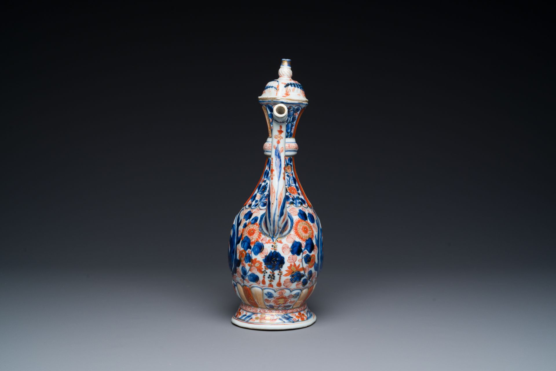 A Chinese Imari-style 'aftaba' ewer for the Islamic market, Kangxi - Bild 5 aus 8