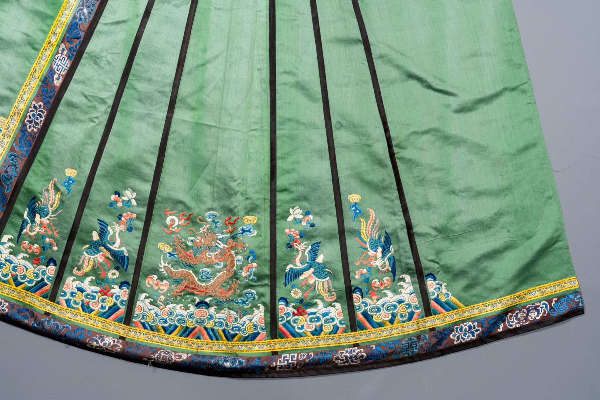 A Chinese embroidered silk 'dragon and phoenix' skirt and a wallet pouch, 18/19th C. - Bild 7 aus 10