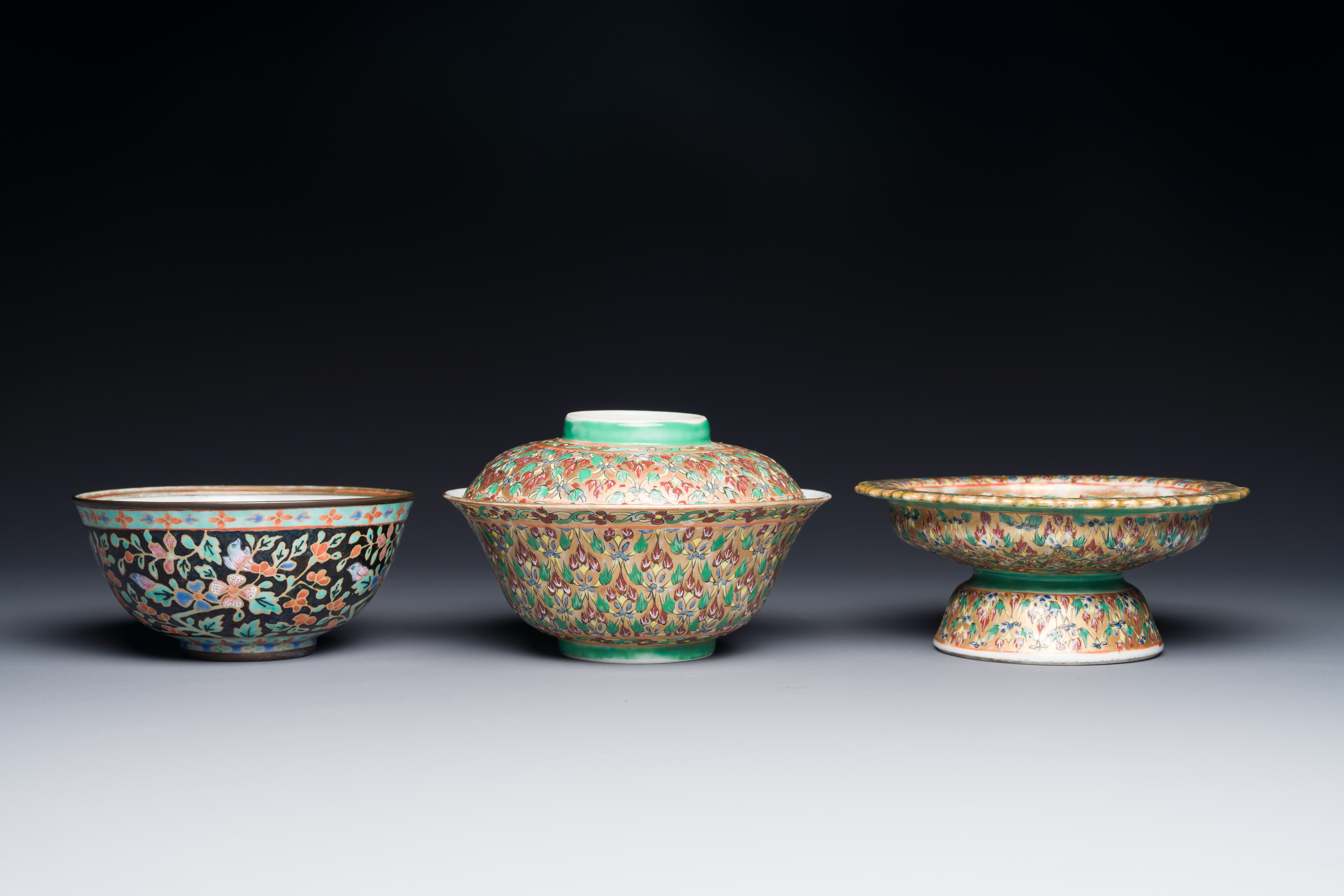 A Chinese Bencharong bowl, covered bowl and tazza for the Thai market, 19th C. - Image 3 of 5