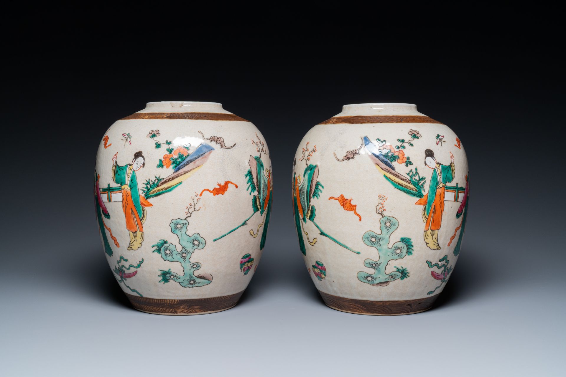 A pair of Chinese Nanking crackle-glazed famille rose jars and a dish, Chenghua mark, 19th C - Bild 6 aus 9