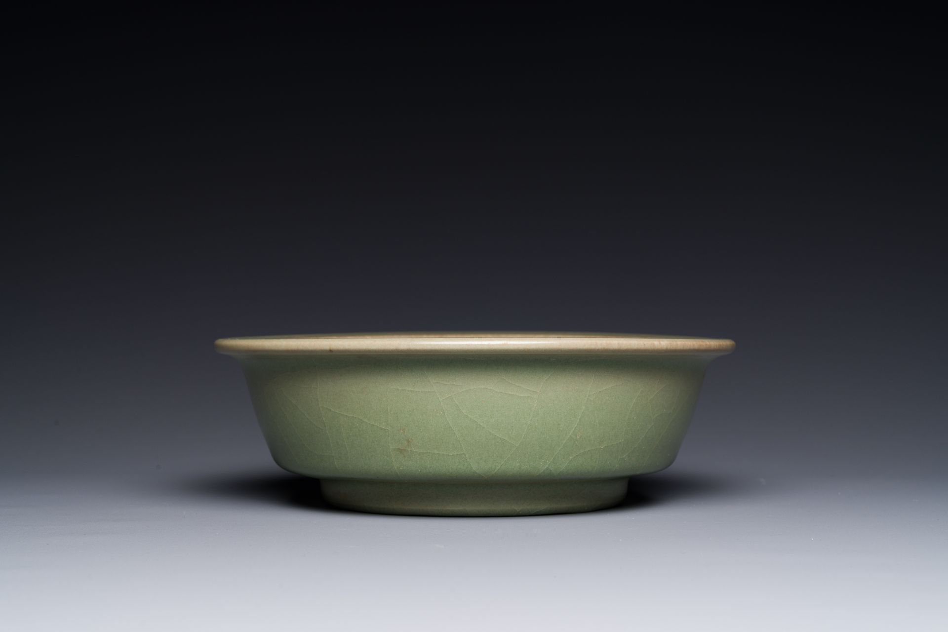 A Chinese Longquan celadon brush washer with anhua 'fish' design, Yuan/Ming - Bild 3 aus 5