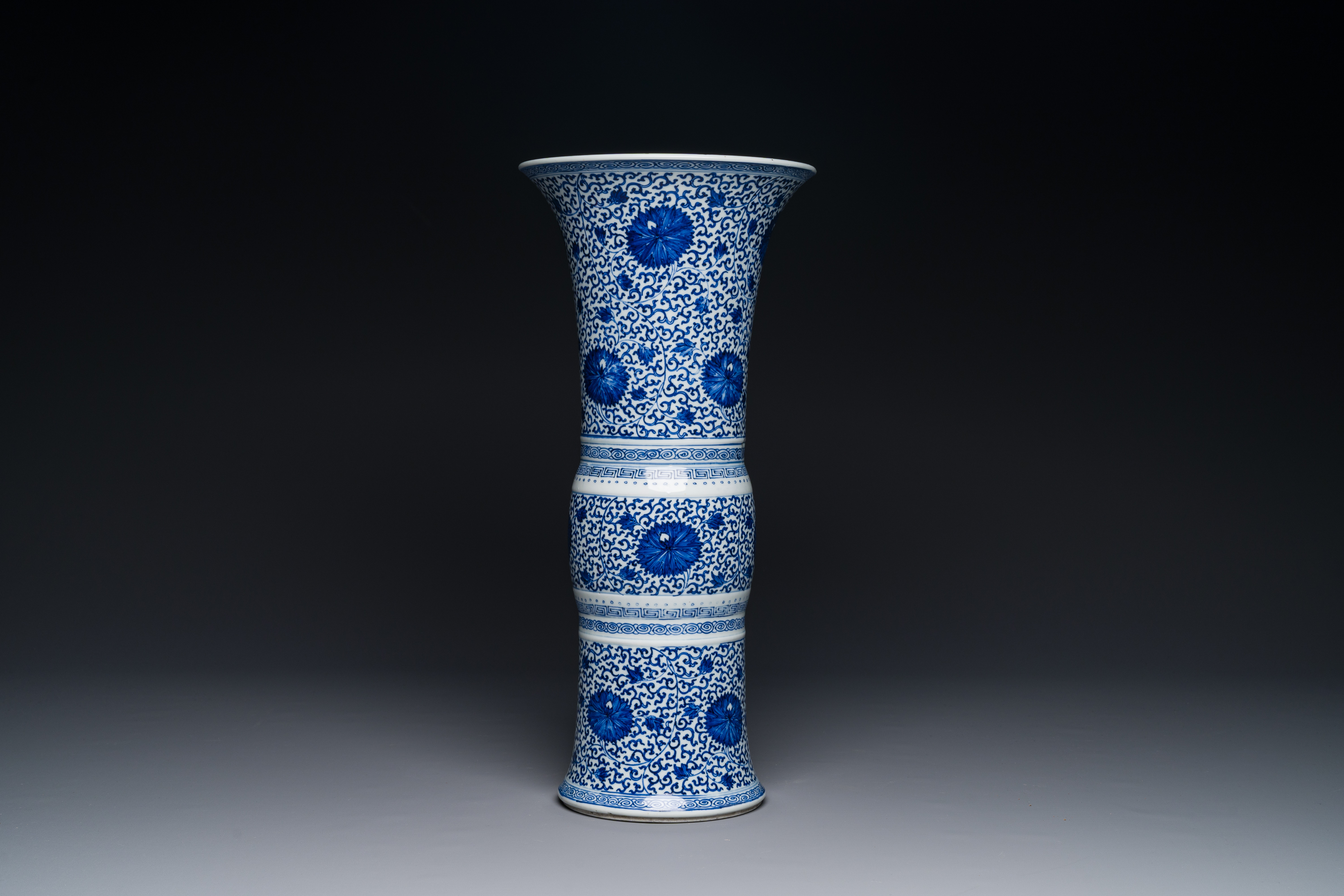 A Chinese blue and white 'chrysanthemum scroll' 'gu' vase, Kangxi - Image 4 of 7