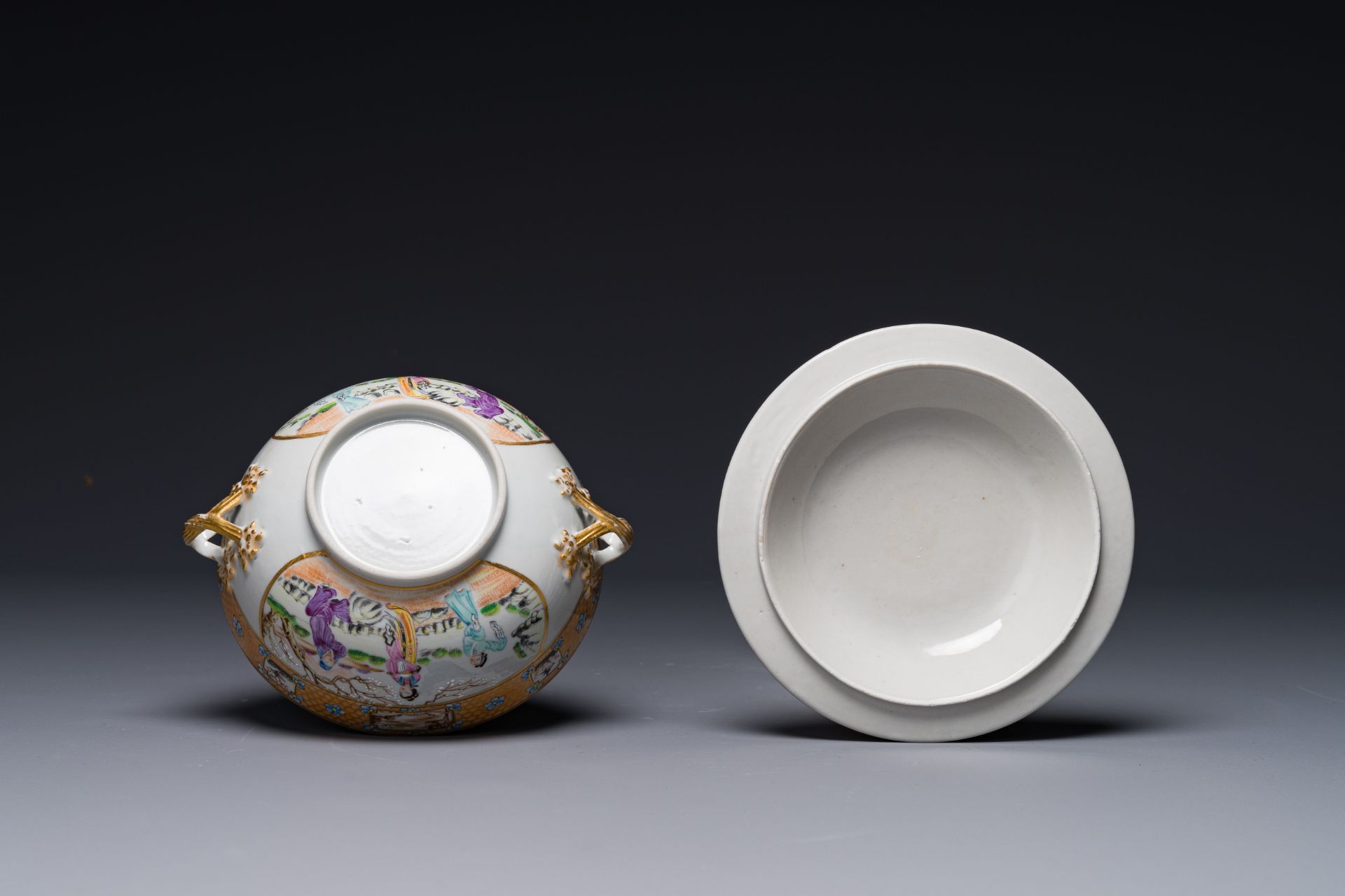 A Chinese Canton famille rose covered bowl and matching plate, 19th C. - Image 4 of 4