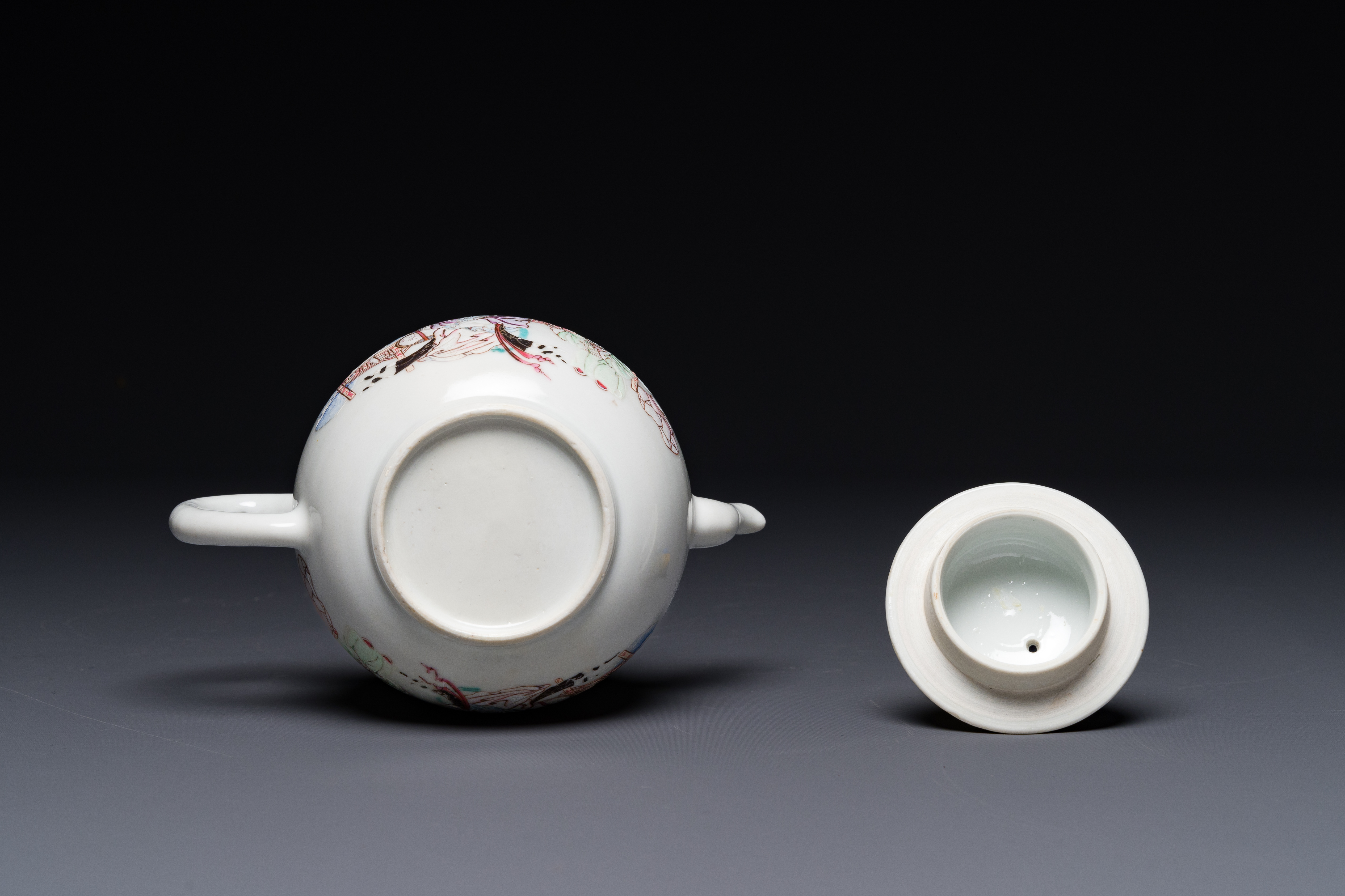 A fine Chinese famille rose teapot with a cat, lady and child, Yongzheng - Image 6 of 6