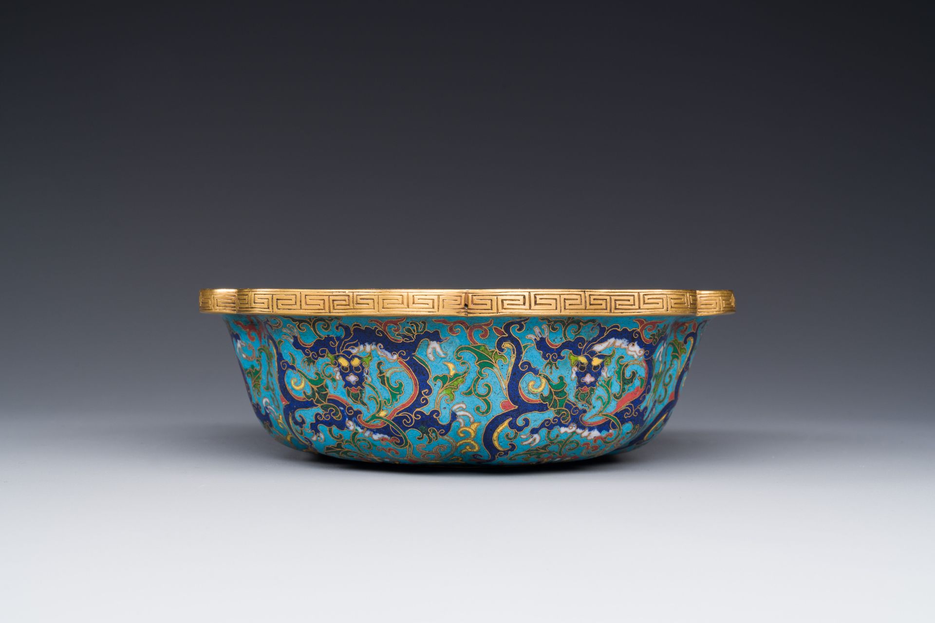 A Chinese flower-shaped cloisonne 'dragon' bowl, Qianlong - Bild 6 aus 8