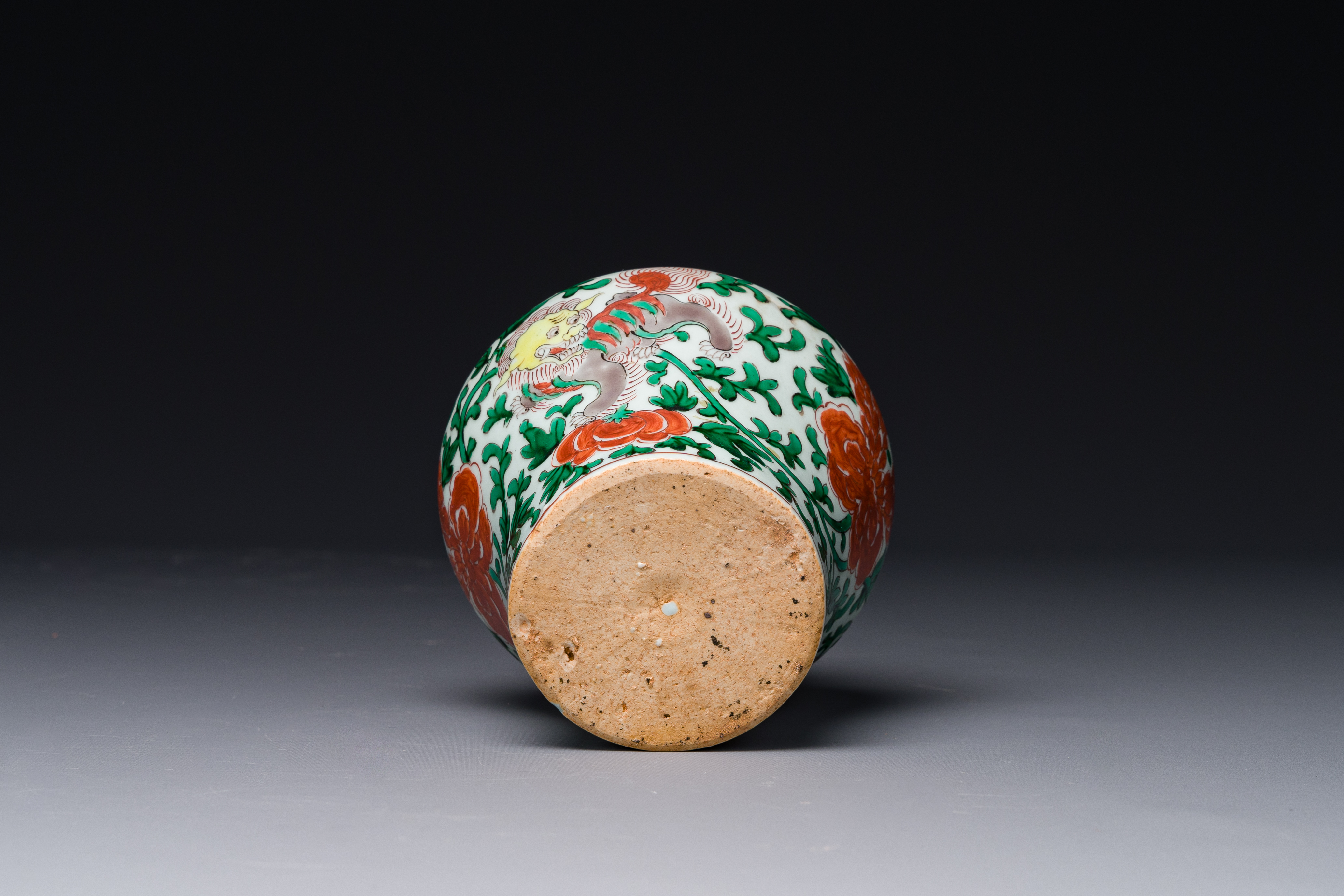 A small Chinese wucai 'Buddhist lion and peony scroll' jar, Transition period - Image 6 of 6