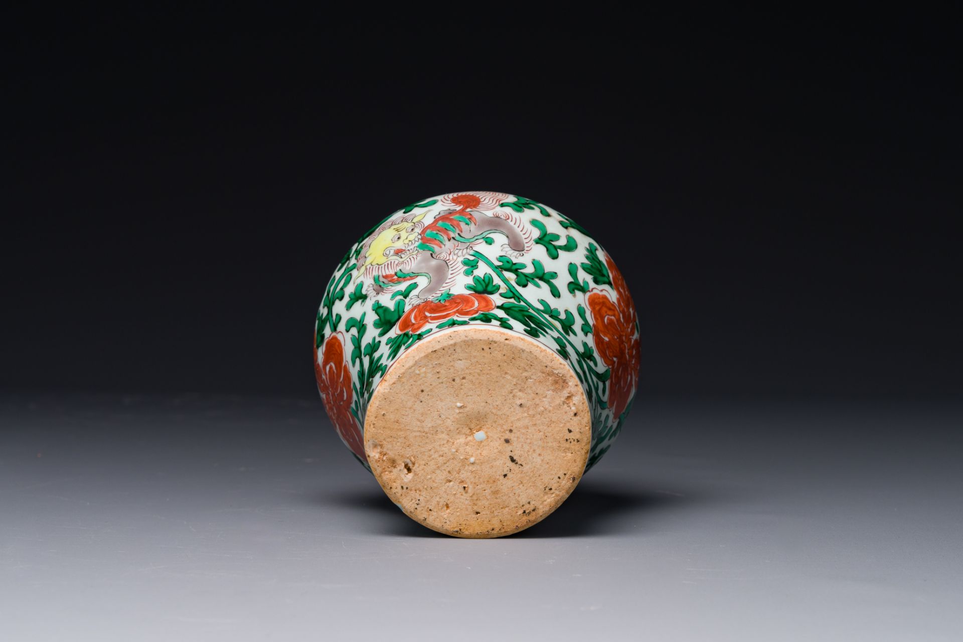 A small Chinese wucai 'Buddhist lion and peony scroll' jar, Transition period - Image 6 of 6