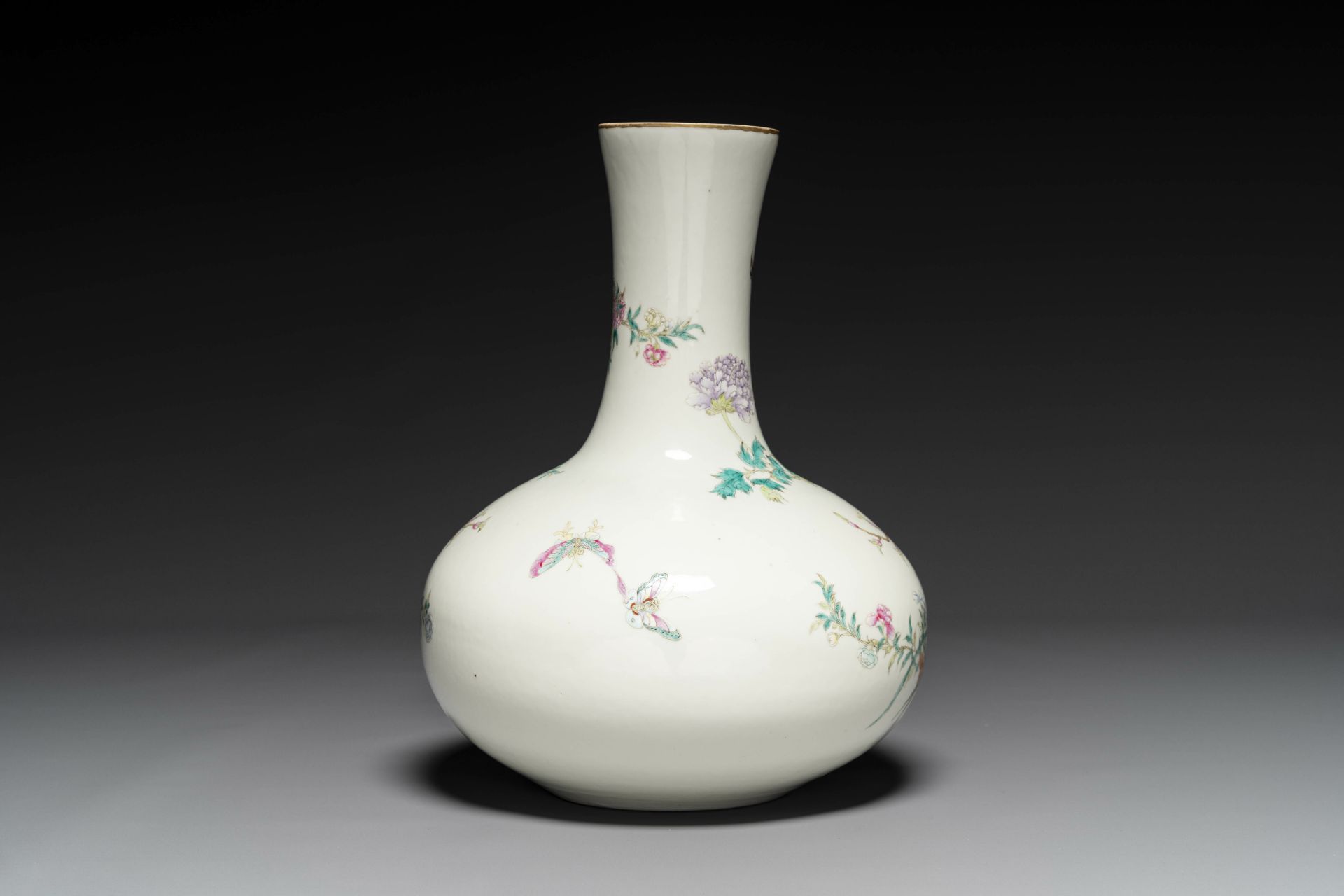 A Chinese famille rose bottle vase with birds among blossom branches, Qianlong mark, Republic - Bild 4 aus 6