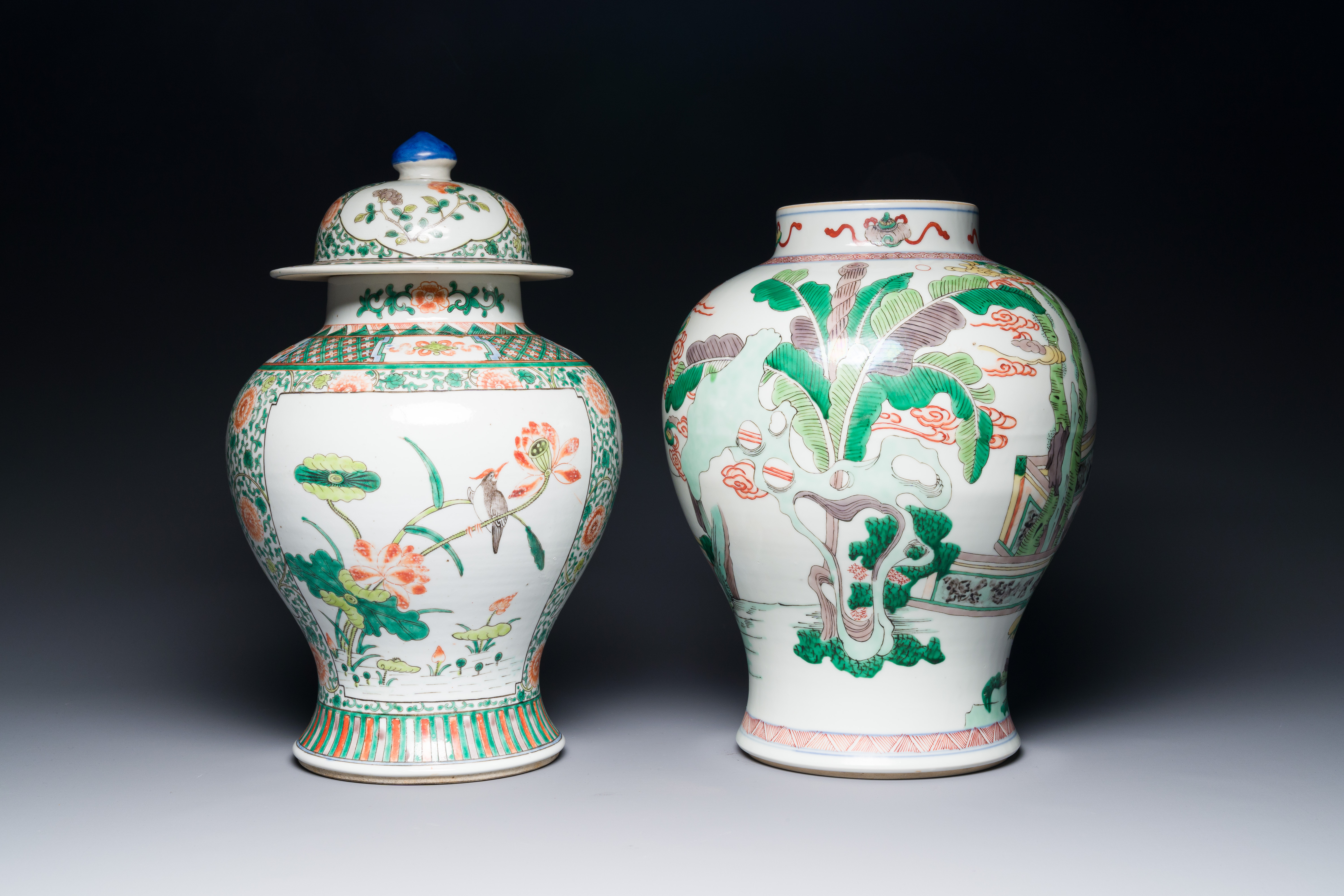 Two Chinese famille verte porcelain vases and covers on wooden stands, 19th C. - Image 3 of 4