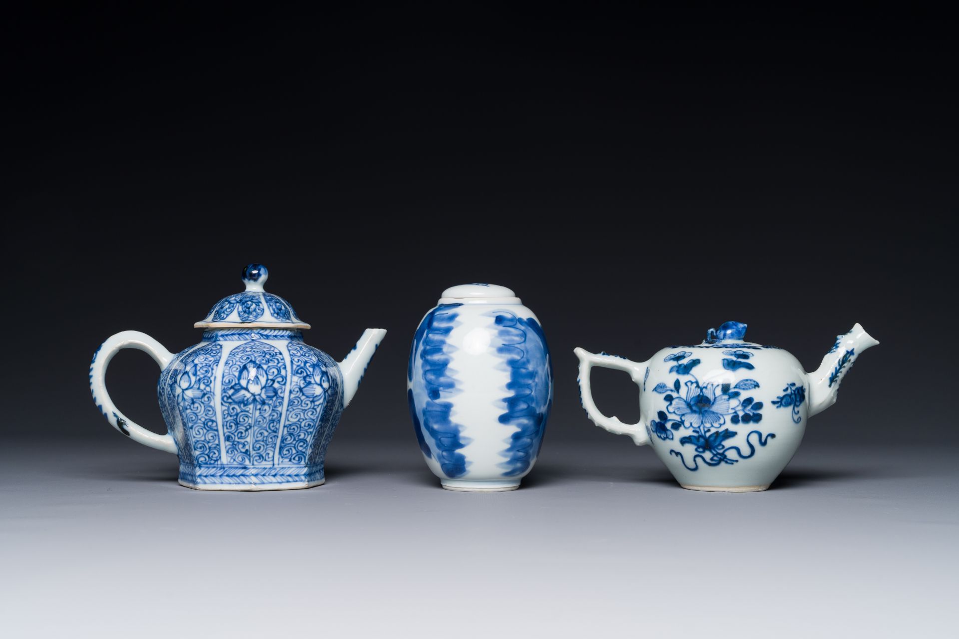 A Chinese blue and white tea caddy and two teapots, Kangxi/Qianlong - Image 4 of 5