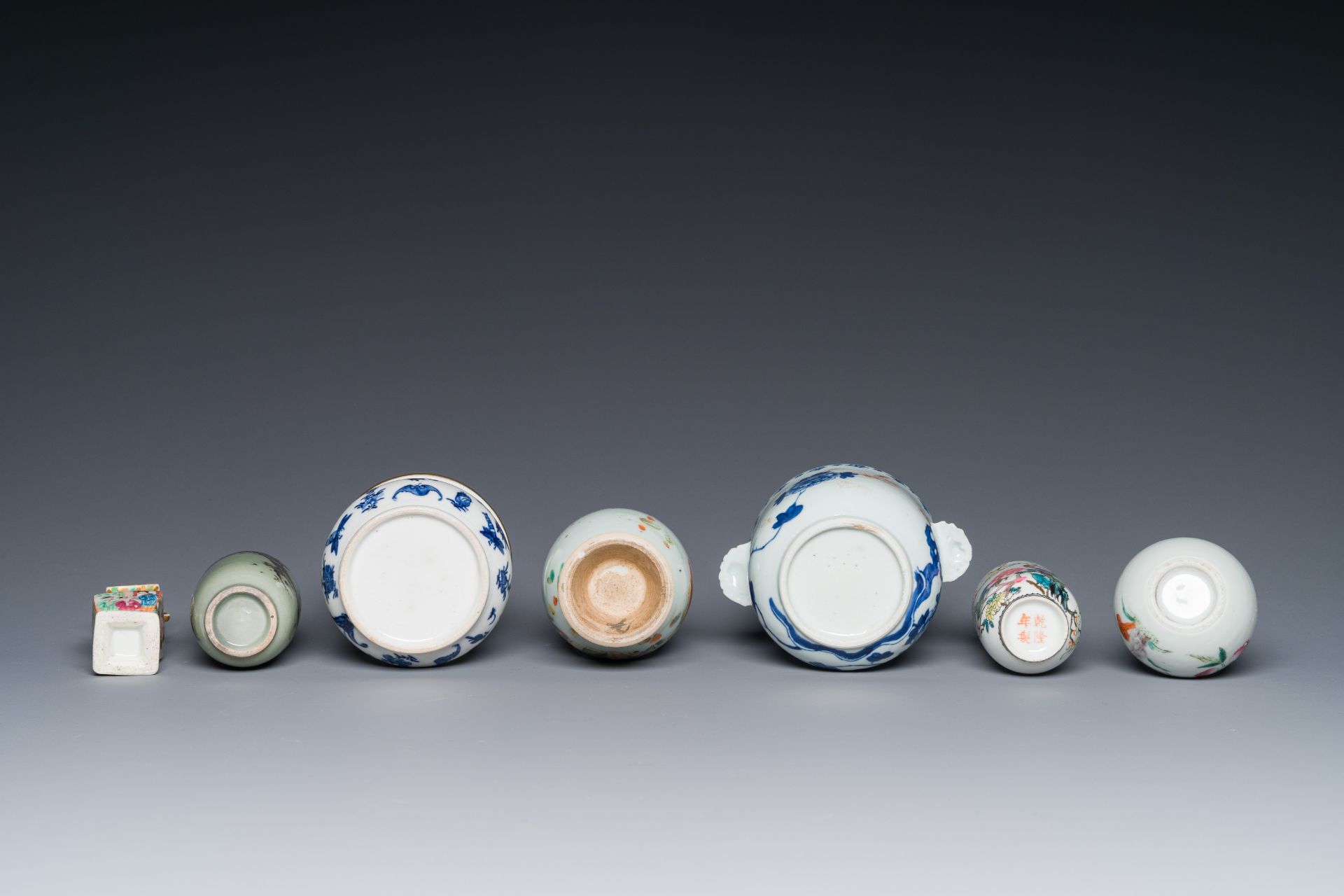 A varied collection of Chinese blue and white and famille rose porcelain, 18th C. and later - Bild 4 aus 4