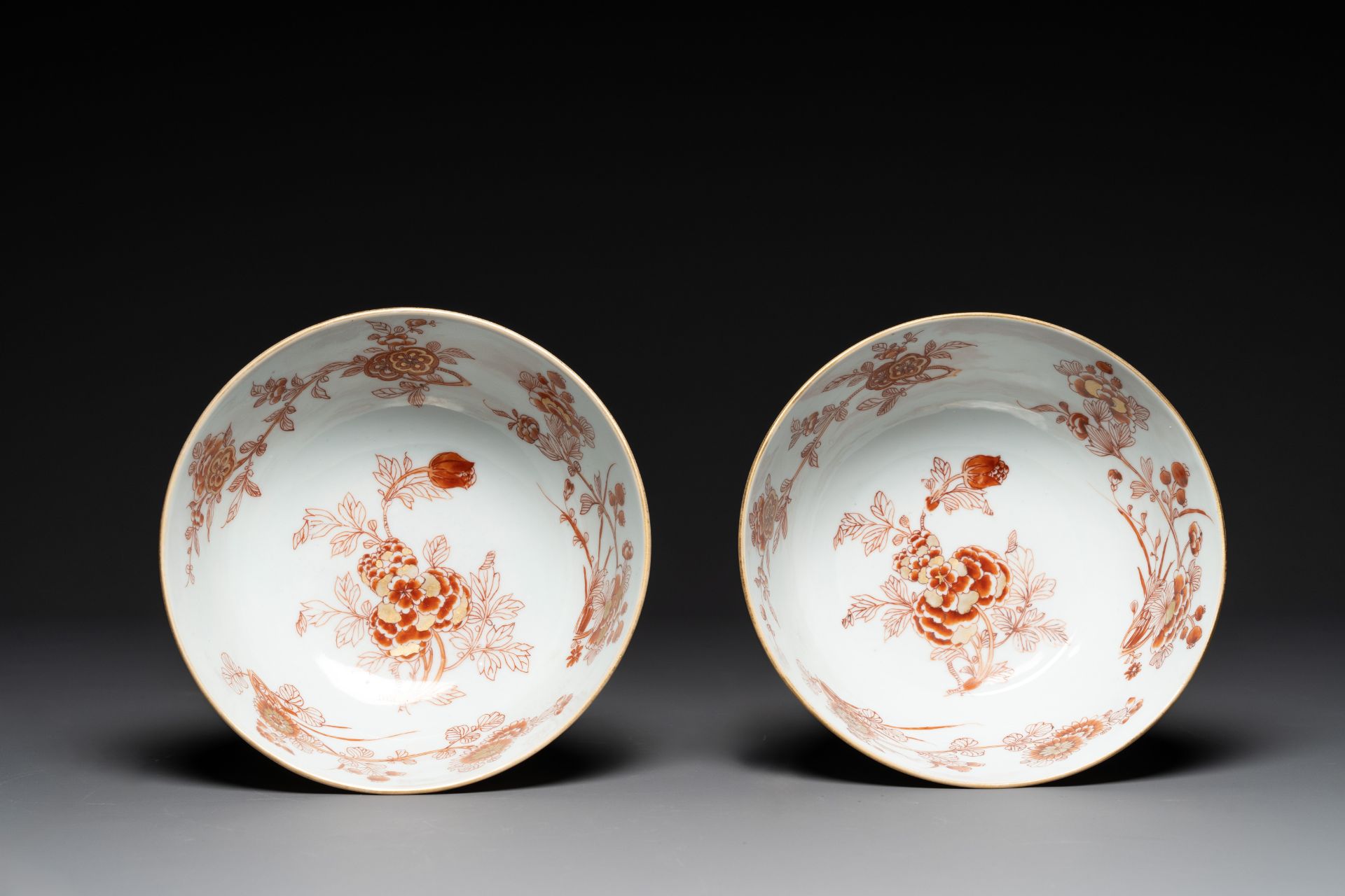 A pair of Chinese iron-red-decorated and gilt bowls with relief design, Kangxi - Bild 7 aus 8